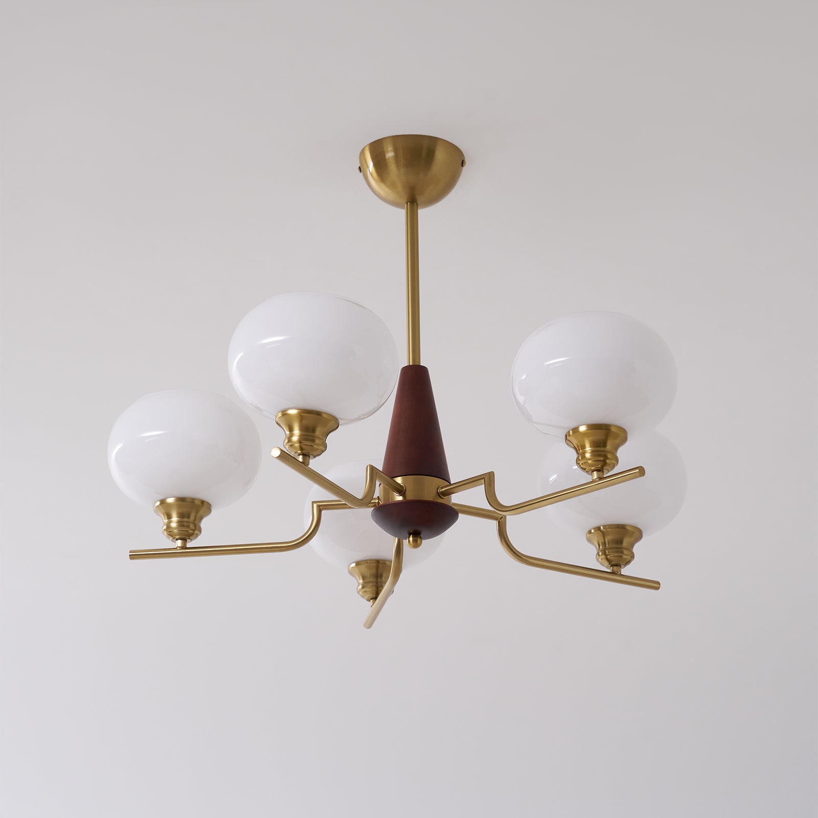 Lustra Lustre en Noyer avec Globes en Verre Opale