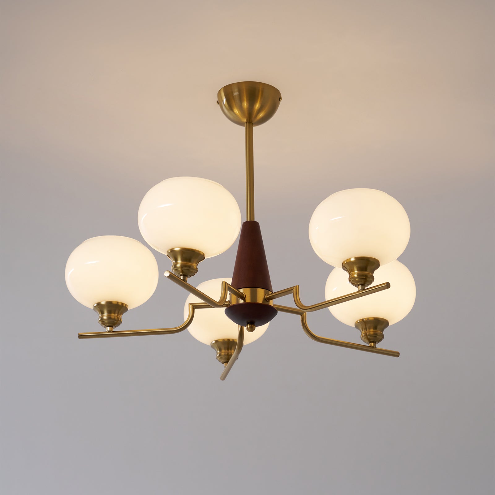 Lustra Lustre en Noyer avec Globes en Verre Opale