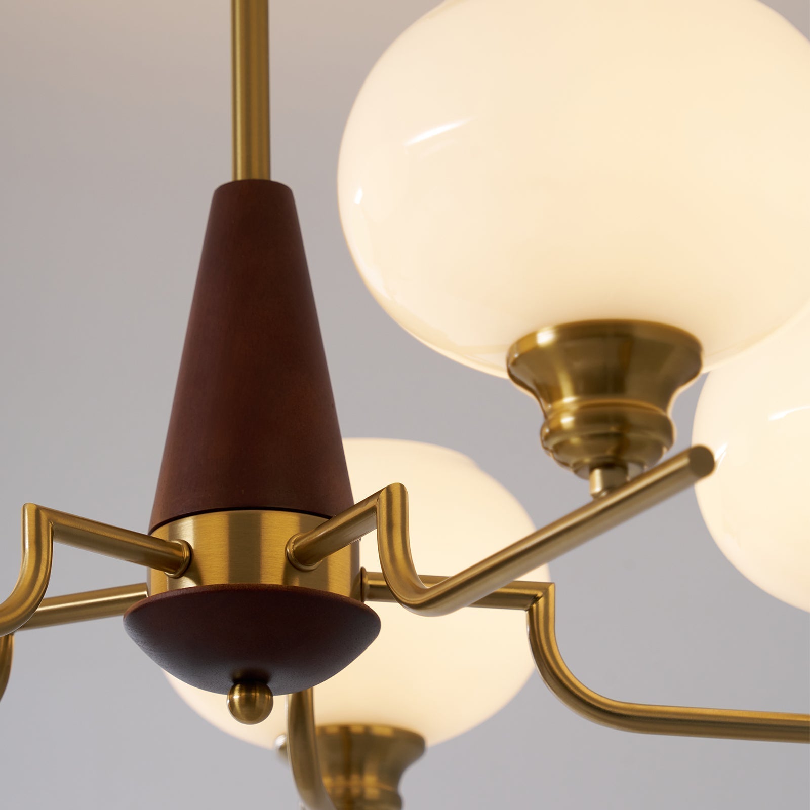 Lustra Lustre en Noyer avec Globes en Verre Opale