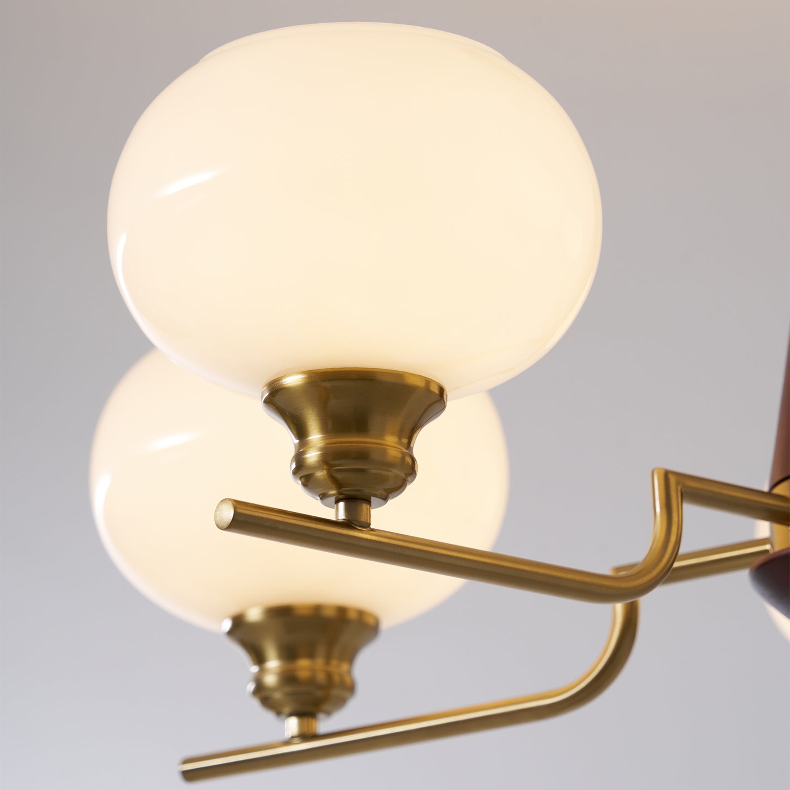 Lustra Lustre en Noyer avec Globes en Verre Opale