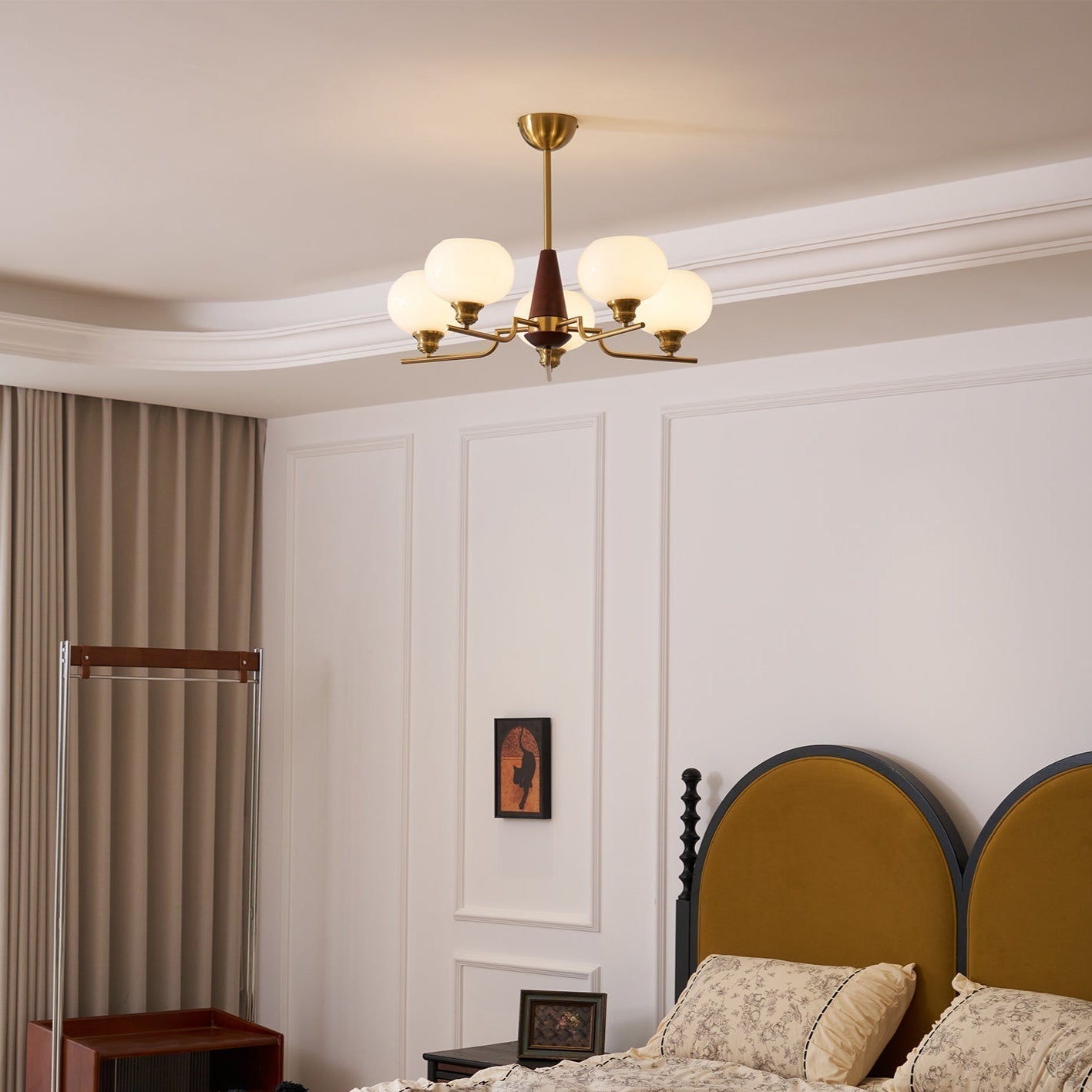 Lustra Lustre en Noyer avec Globes en Verre Opale