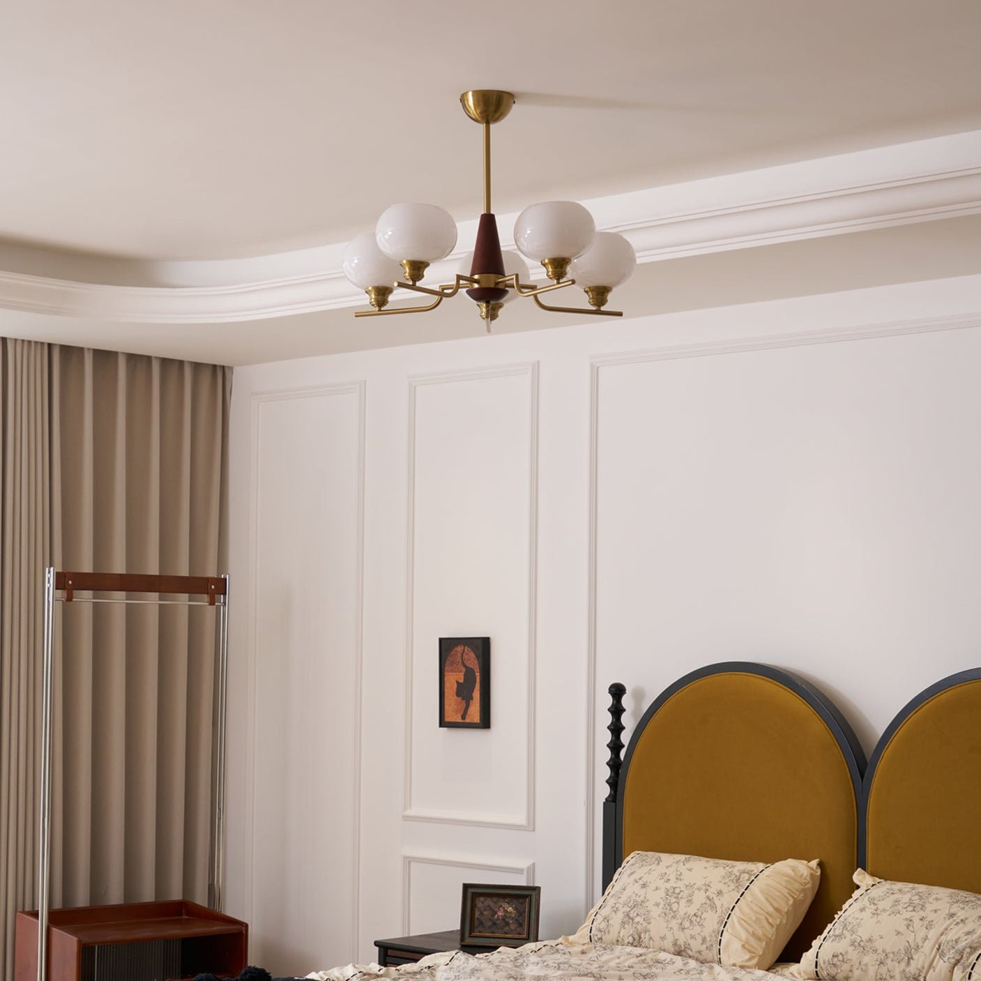 Lustra Lustre en Noyer avec Globes en Verre Opale