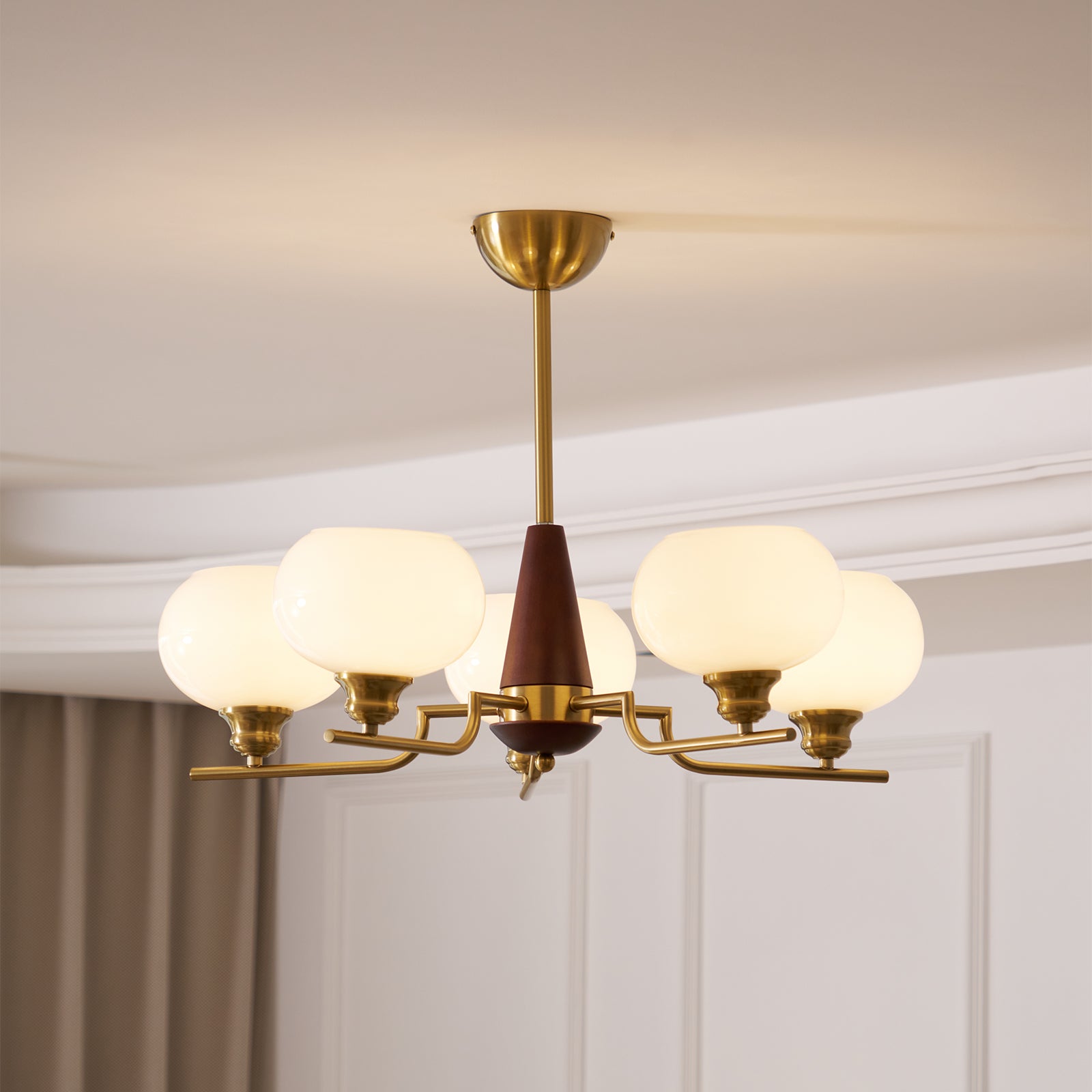 Lustra Lustre en Noyer avec Globes en Verre Opale