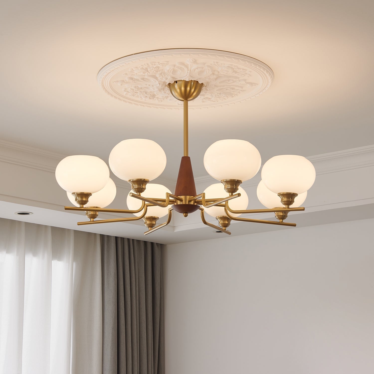 Lustra Lustre en Noyer avec Globes en Verre Opale