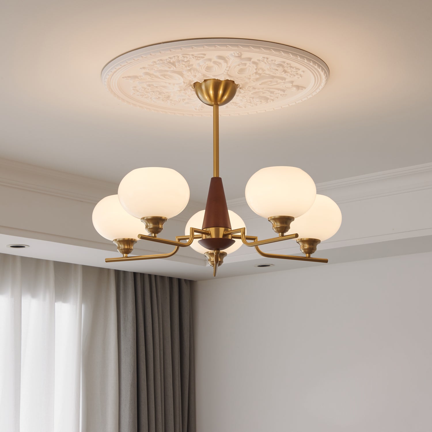 Lustra Lustre en Noyer avec Globes en Verre Opale