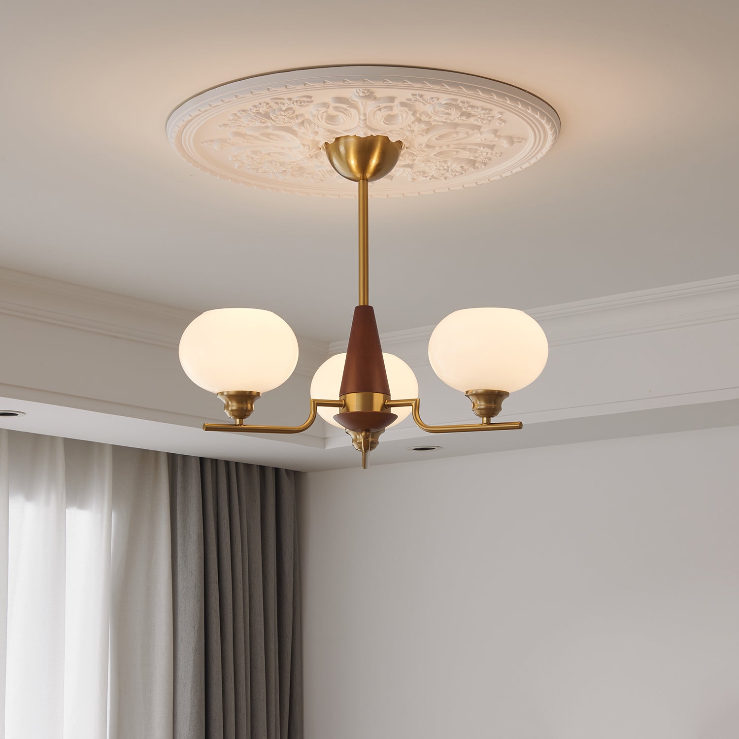 Lustra Lustre en Noyer avec Globes en Verre Opale