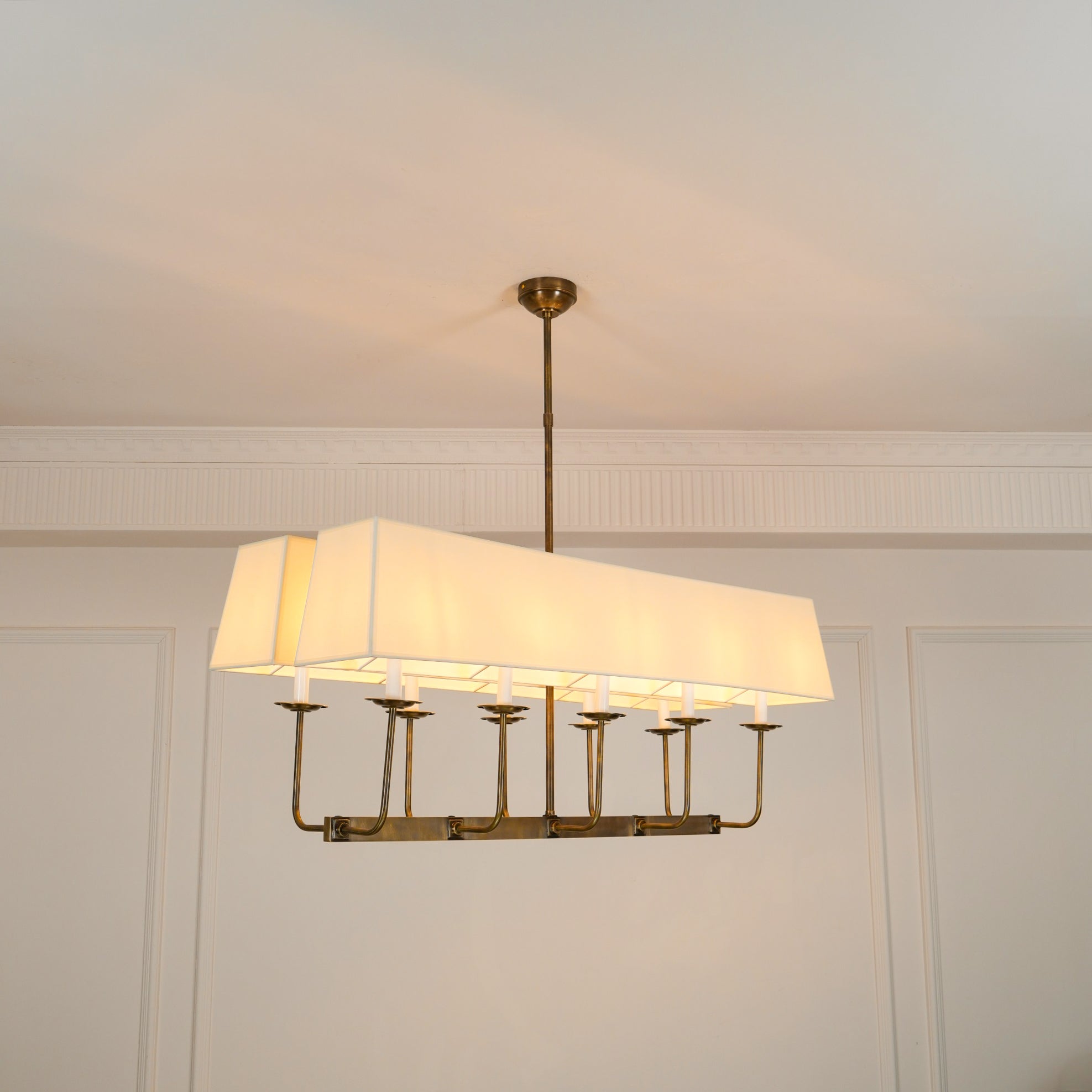 Beacon Lustre Linéaire Moderne Minimaliste en Laiton, Métal et Tissu