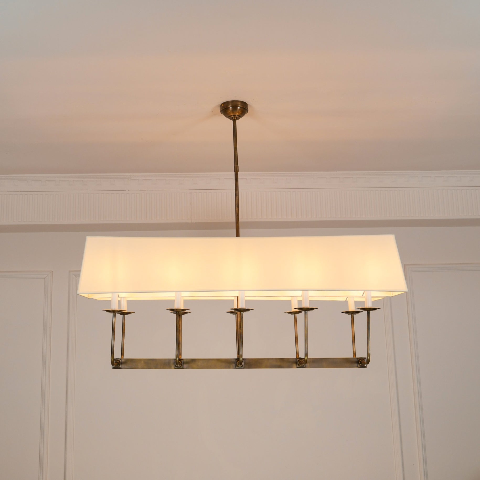 Beacon Lustre Linéaire Moderne Minimaliste en Laiton, Métal et Tissu