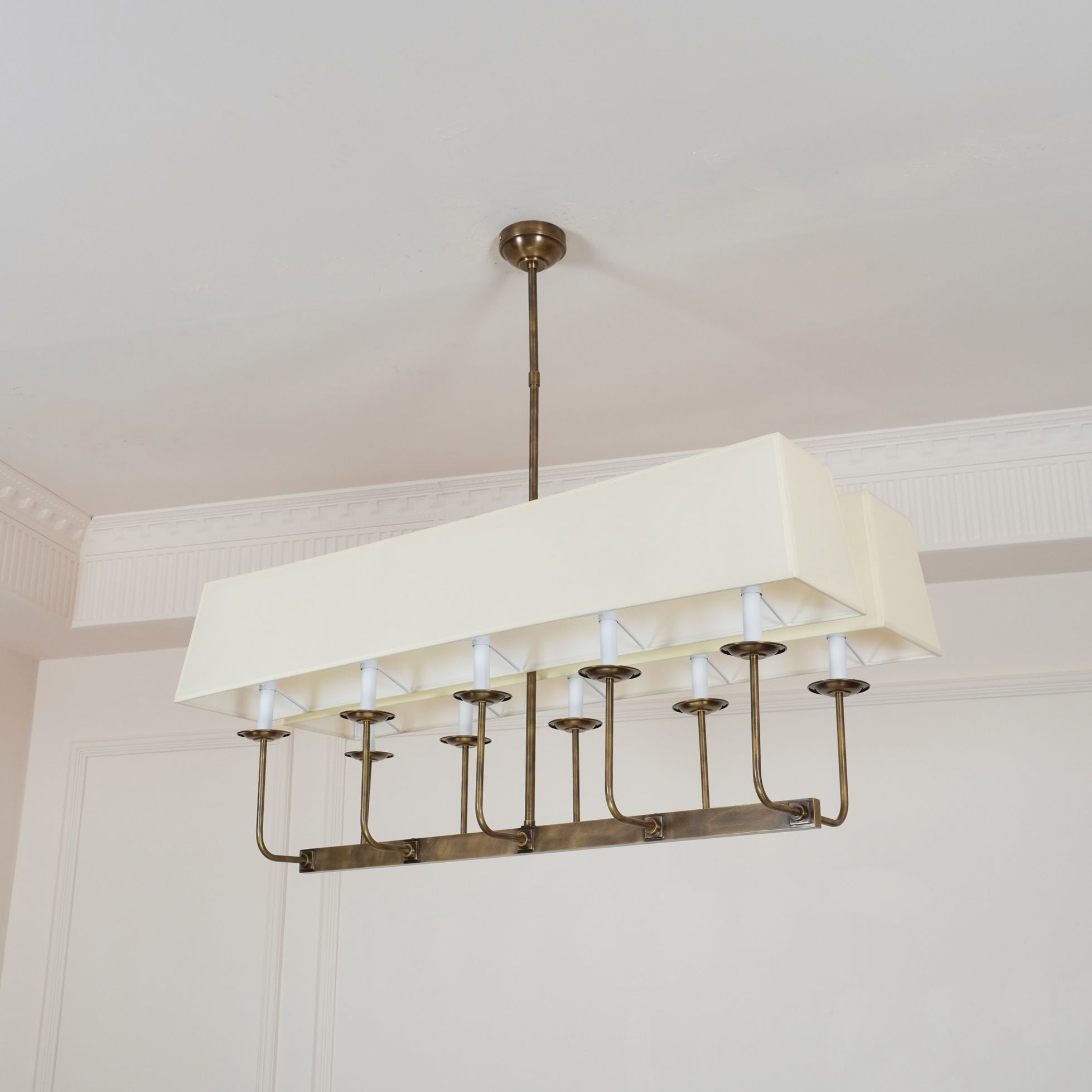 Beacon Lustre Linéaire Moderne Minimaliste en Laiton, Métal et Tissu
