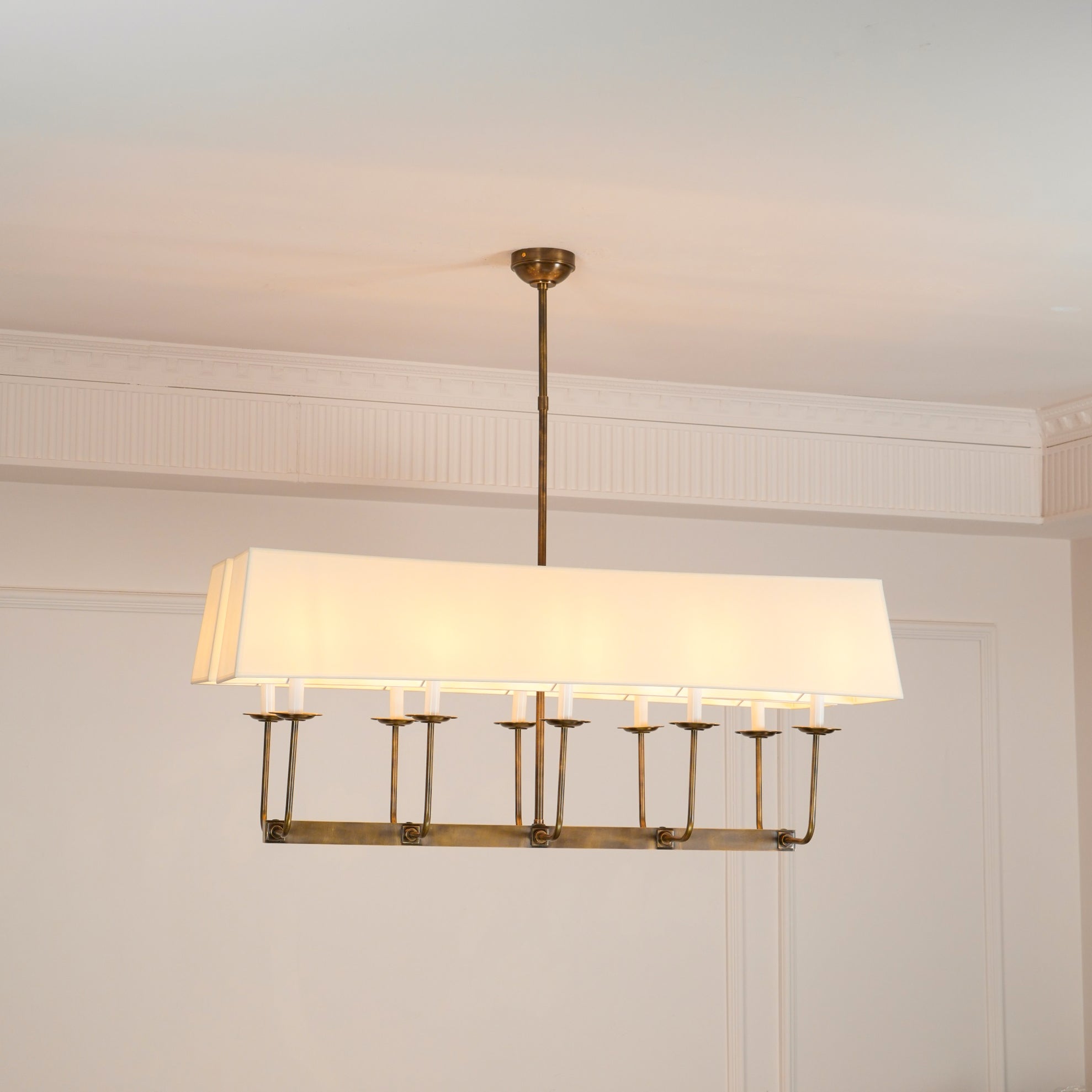 Beacon Lustre Linéaire Moderne Minimaliste en Laiton, Métal et Tissu