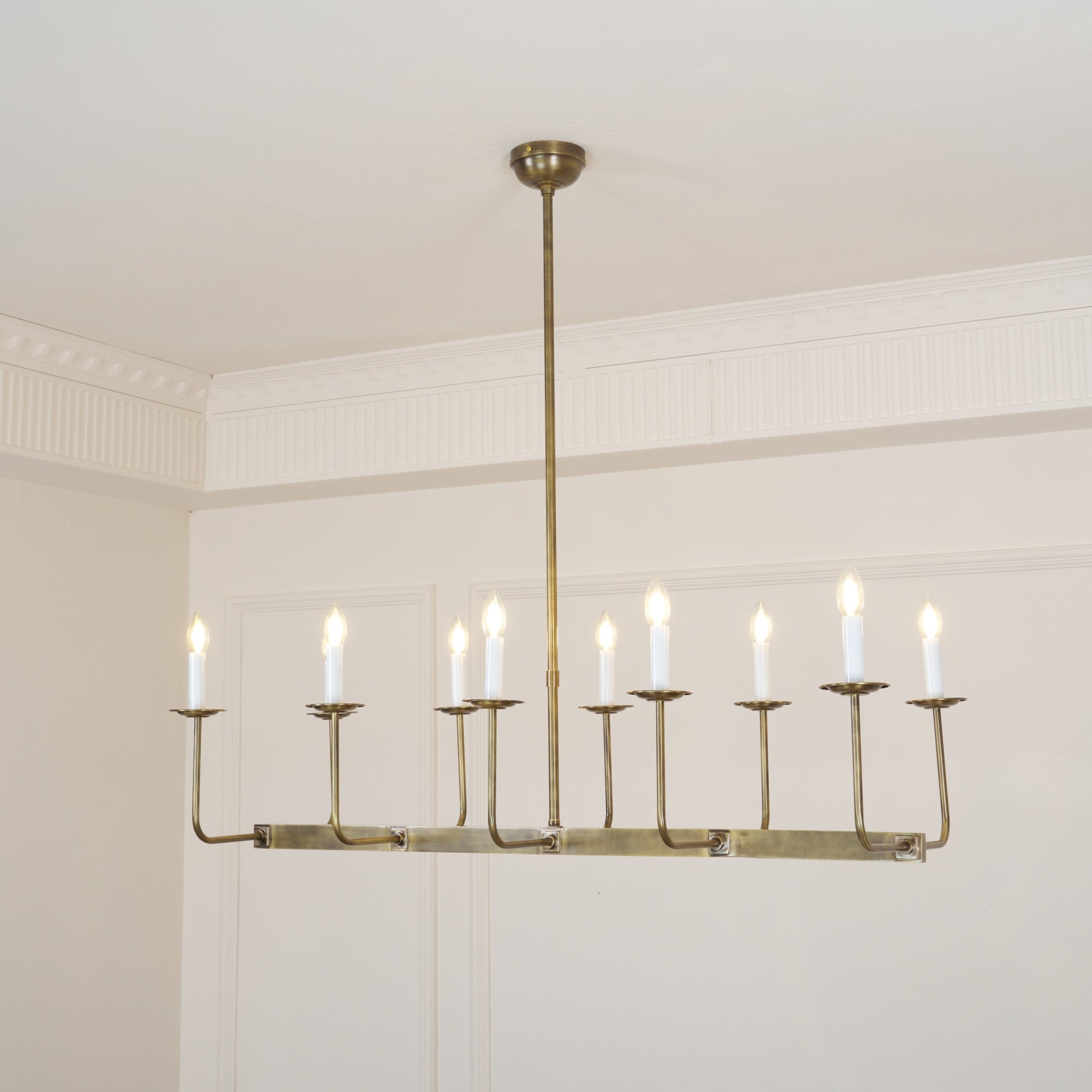 Beacon Lustre Linéaire Moderne Minimaliste en Laiton, Métal et Tissu