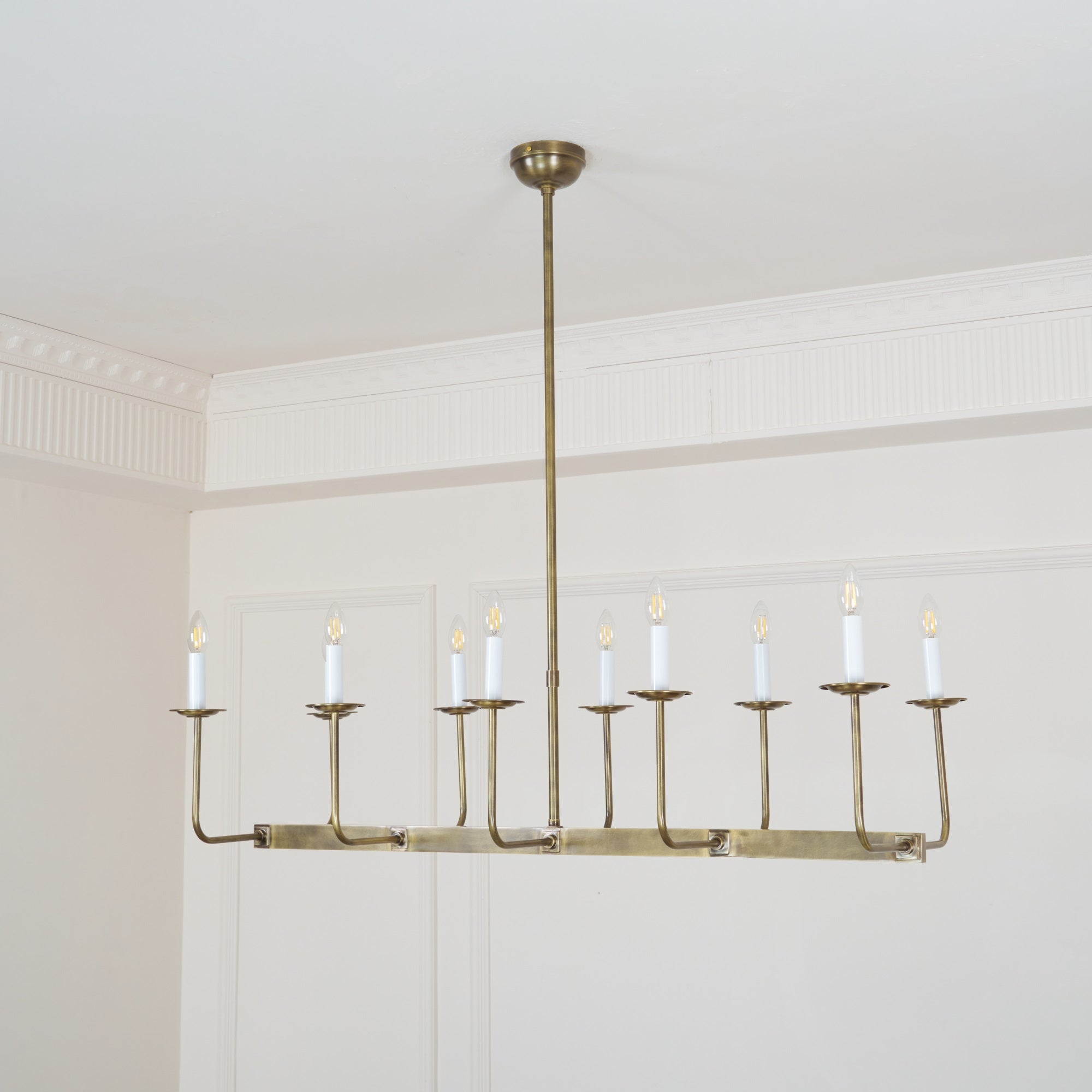 Beacon Lustre Linéaire Moderne Minimaliste en Laiton, Métal et Tissu