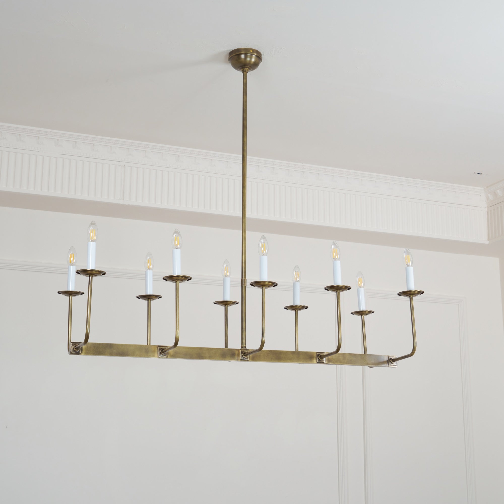 Beacon Lustre Linéaire Moderne Minimaliste en Laiton, Métal et Tissu