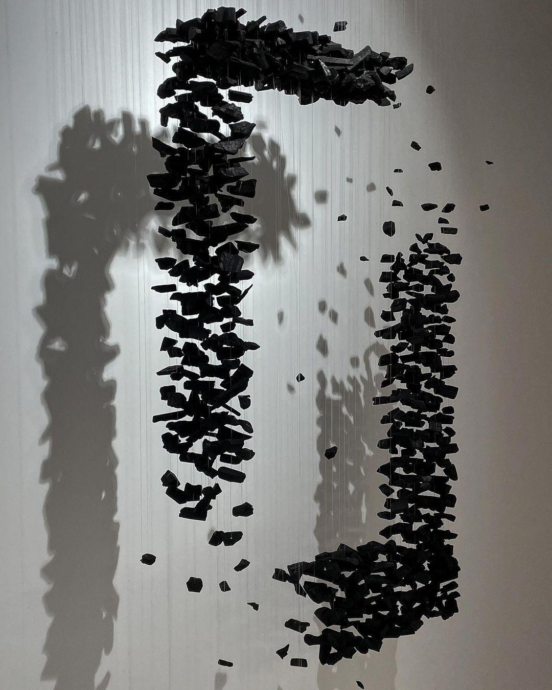 Arsilus Lustre sculptural en pierre charbon, lettres de G à L