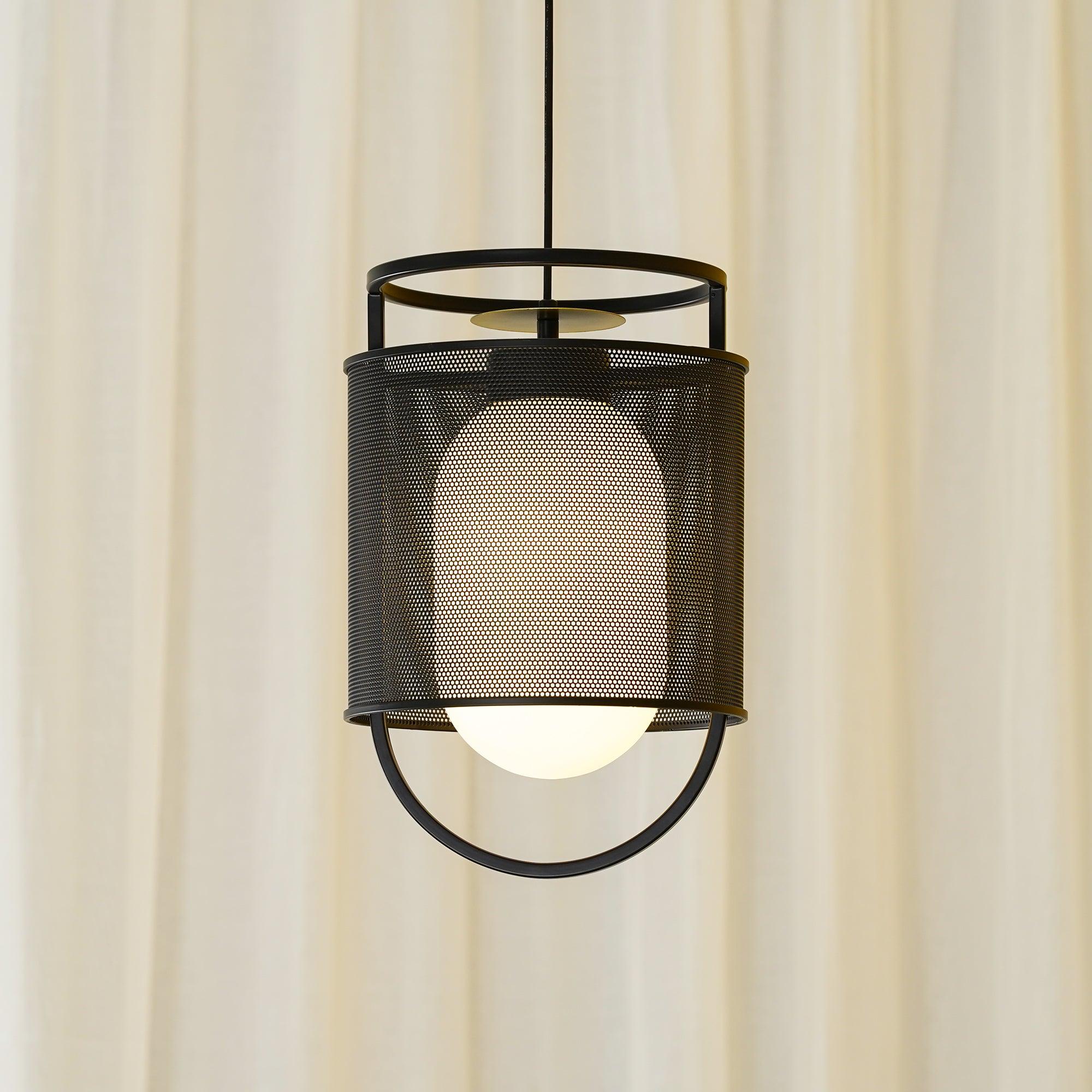 Solara Suspension Cylindre en Maille Accent en Laiton Industriel