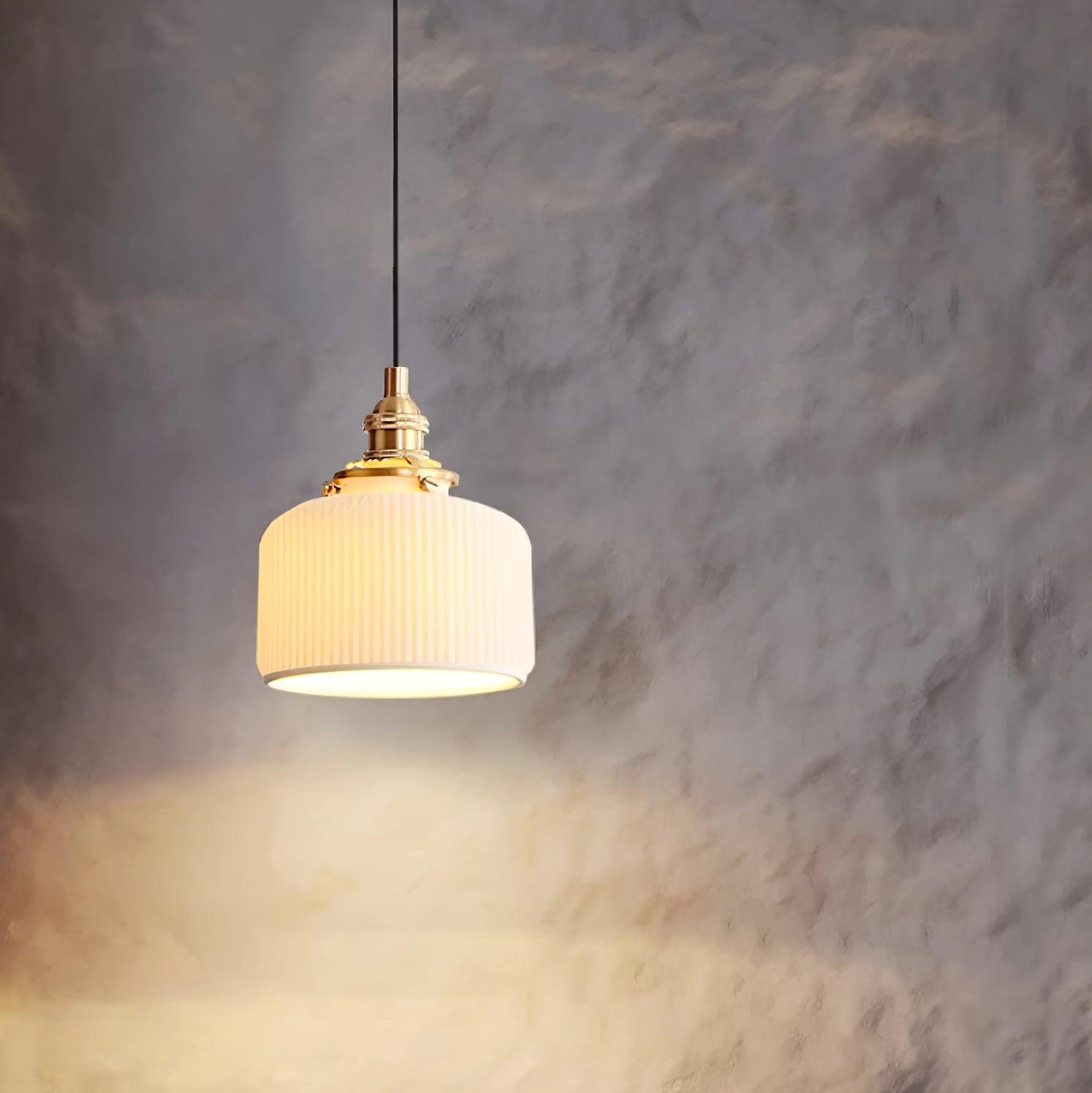 Lustra Suspension avec Abat-jour en Céramique Nervuré et Ferrures Dorées Art