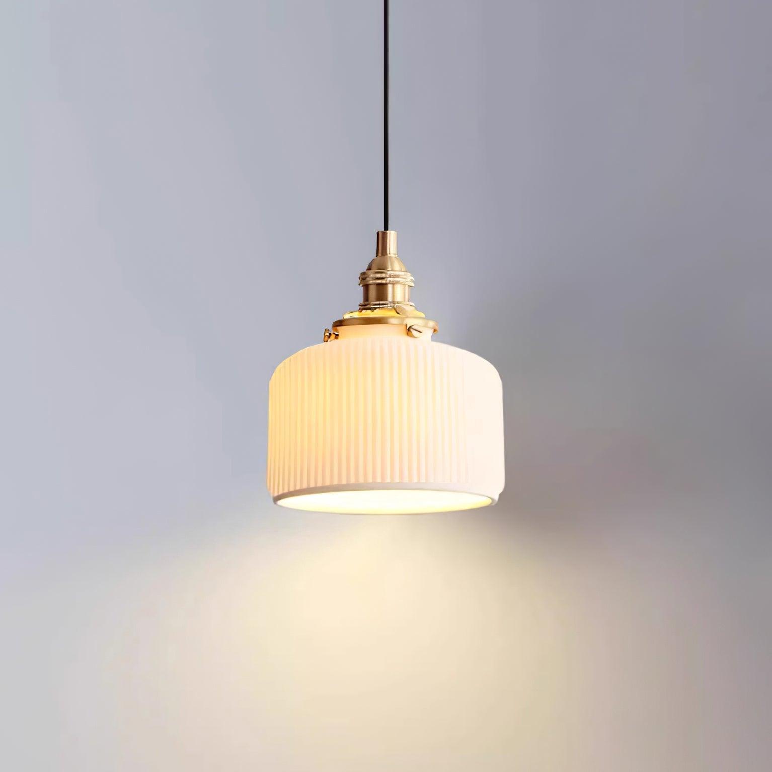 Lustra Suspension avec Abat-jour en Céramique Nervuré et Ferrures Dorées Art