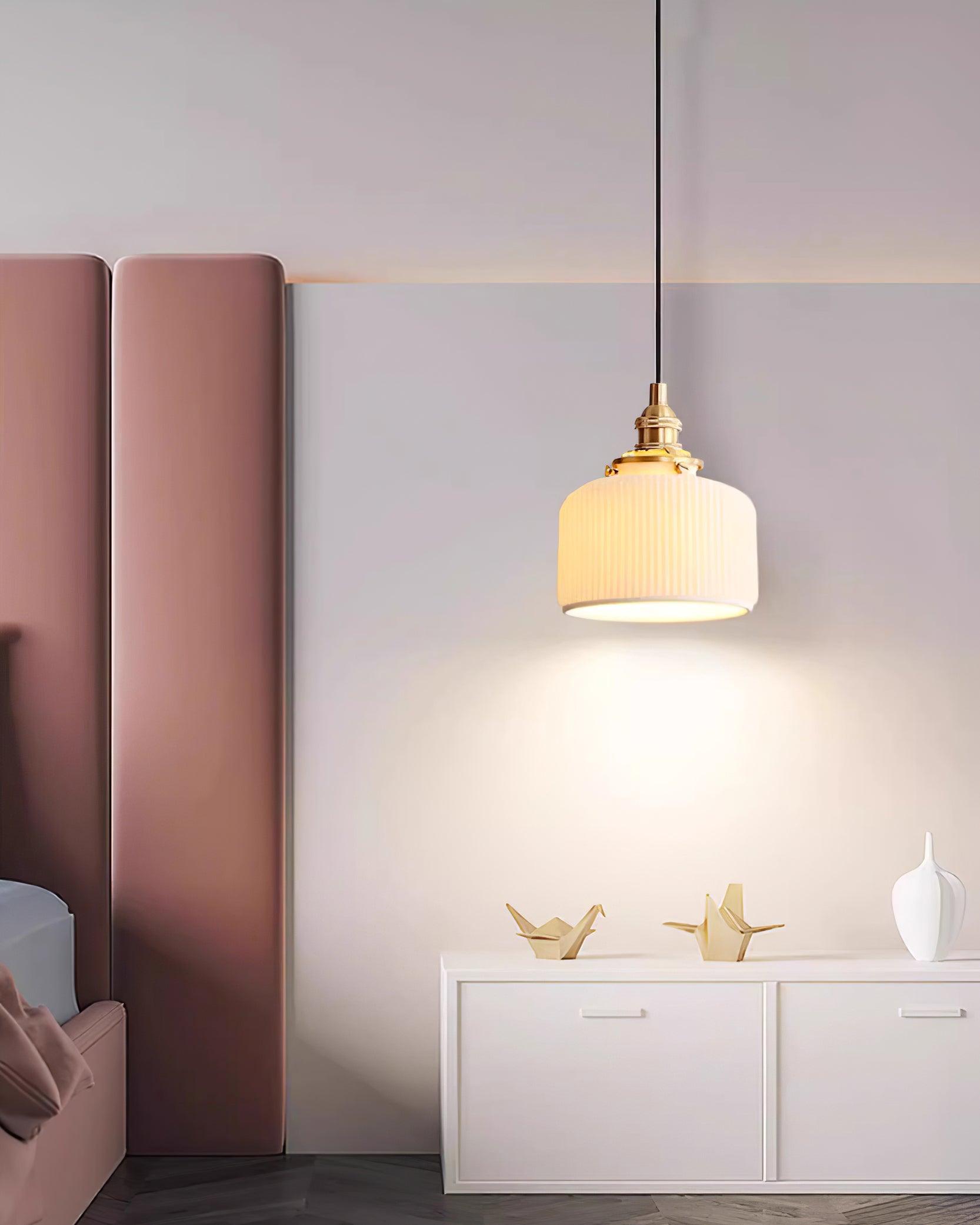 Lustra Suspension avec Abat-jour en Céramique Nervuré et Ferrures Dorées Art