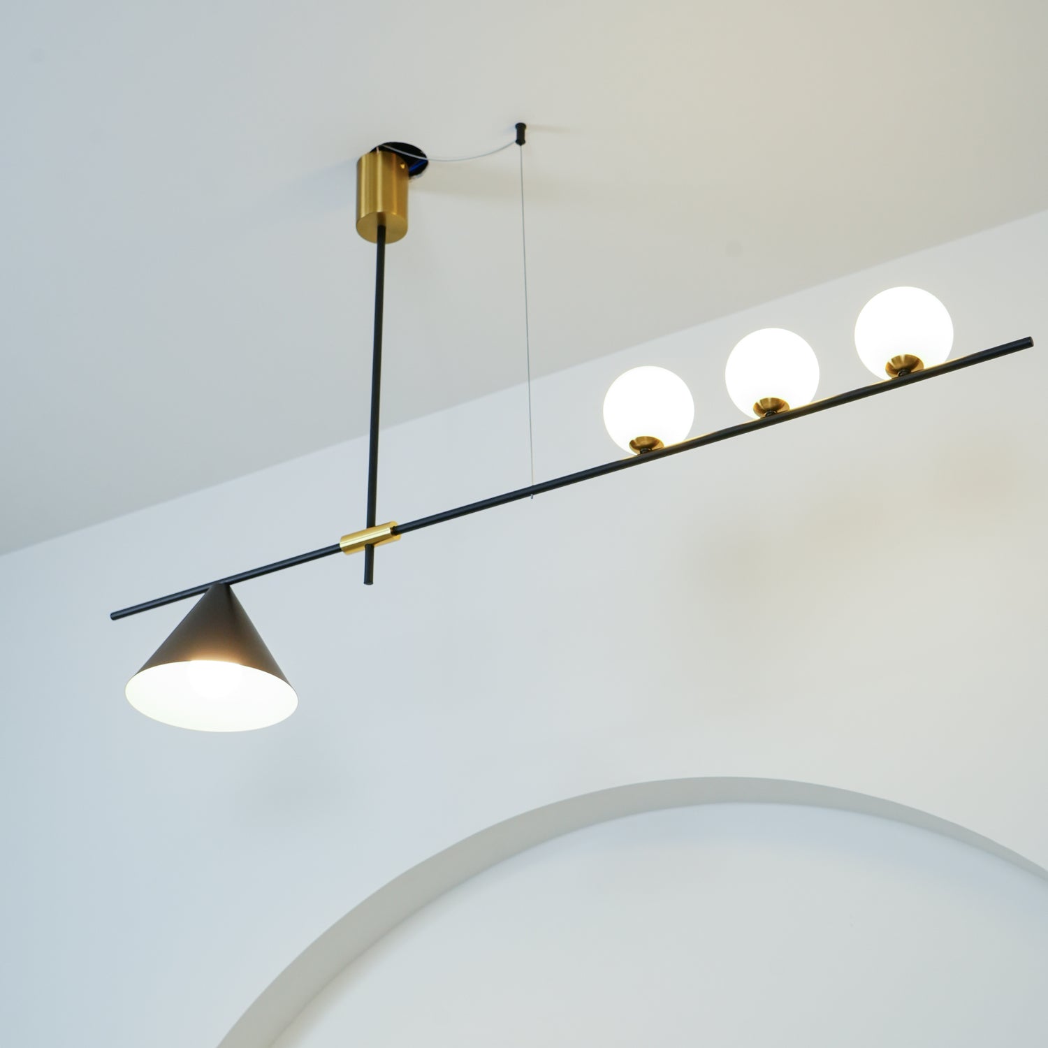 Lumora Suspension Dorée Contemporaine