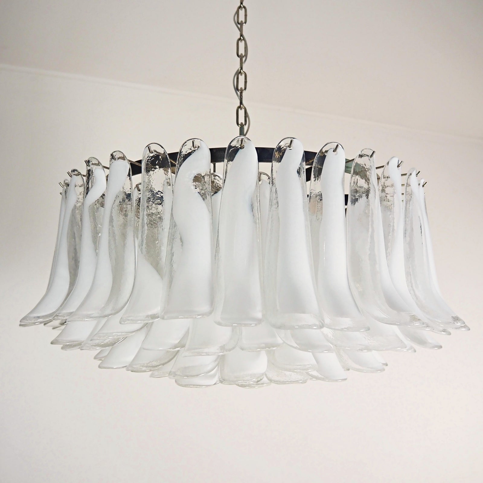 Aurora Lustre Pétale en Verre de Murano Blanc Élégant