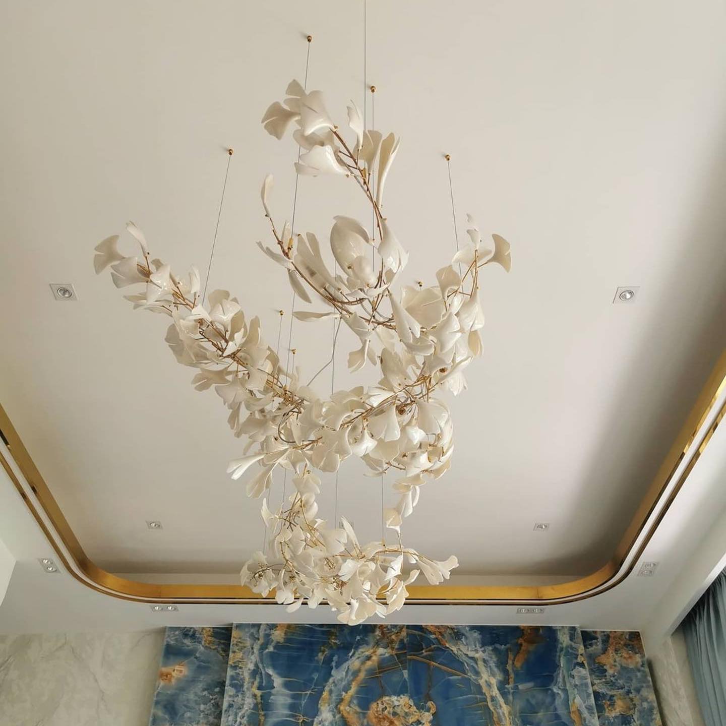 Olivia Lustre en céramique en forme de branche avec feuille de gingko