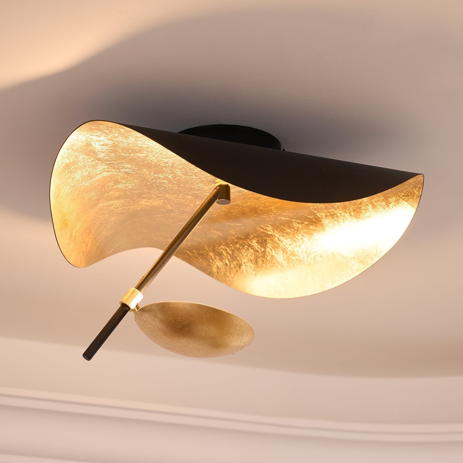 Solara Plafonnier Abat-jour Courbé et Intérieur Doré