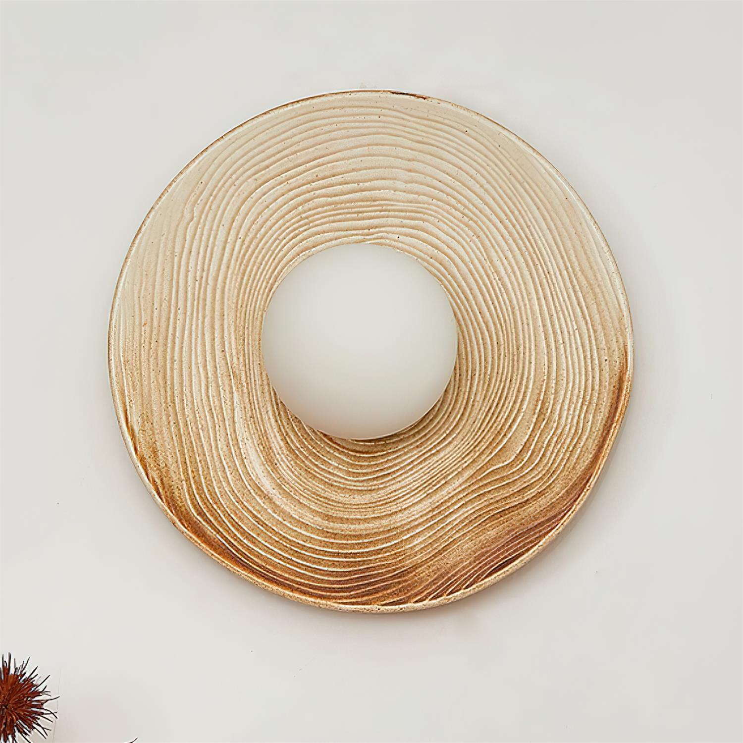 Applique Murale en Céramique Texturée Avec Accents en Bois pour Entrées Modernes