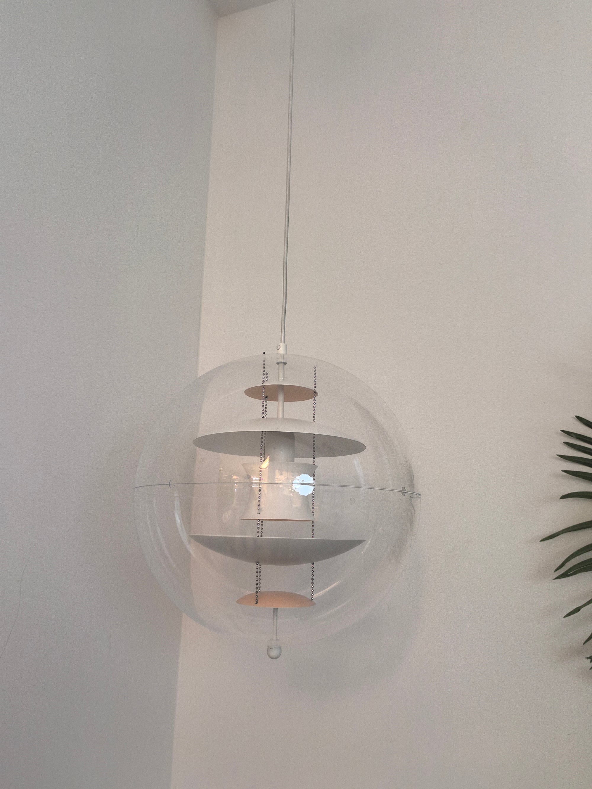 Orlaeen Lampe suspendue Globe en métal et acrylique à créativité individuelle