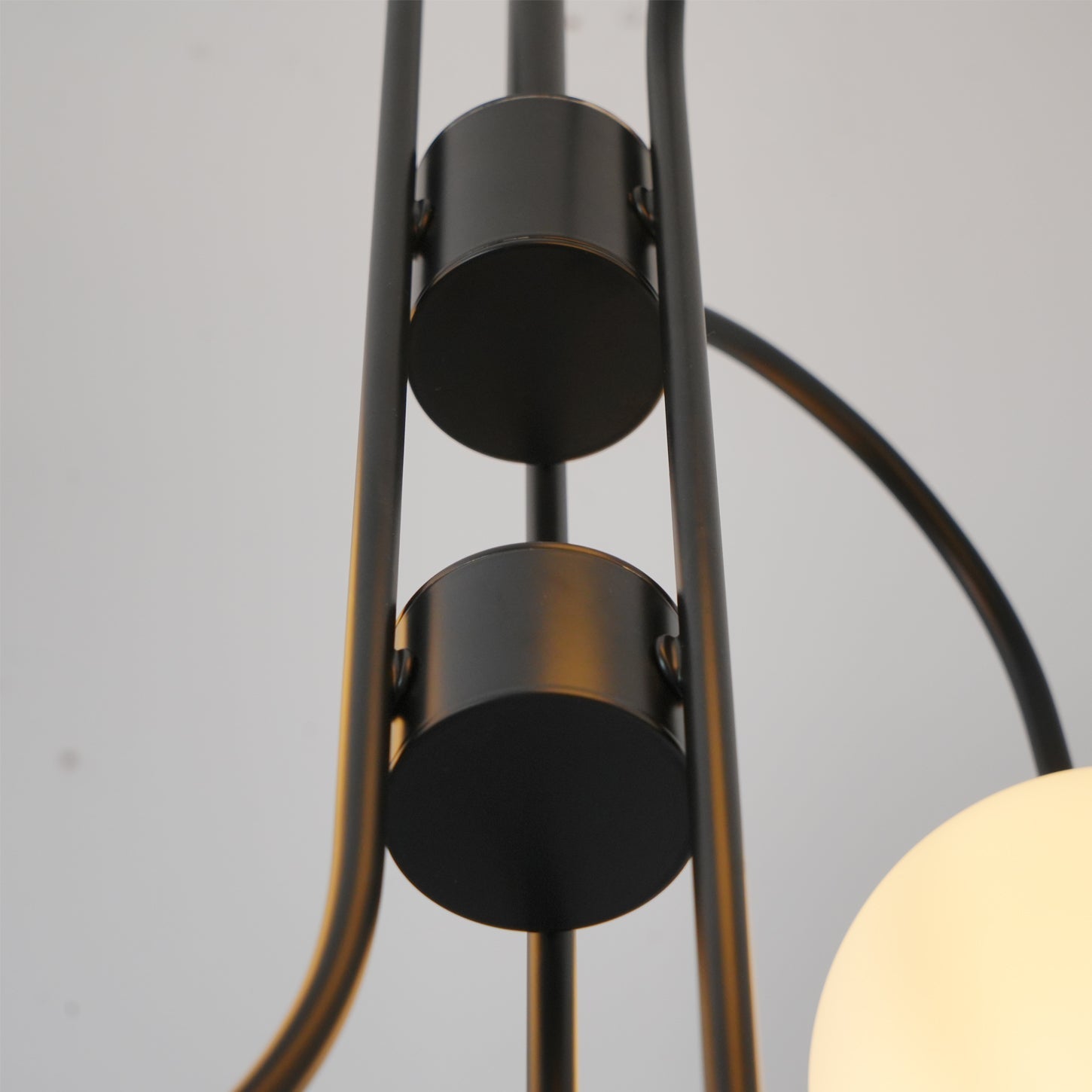 Lustra Lustre en Laiton avec Globe et Bras Courbés