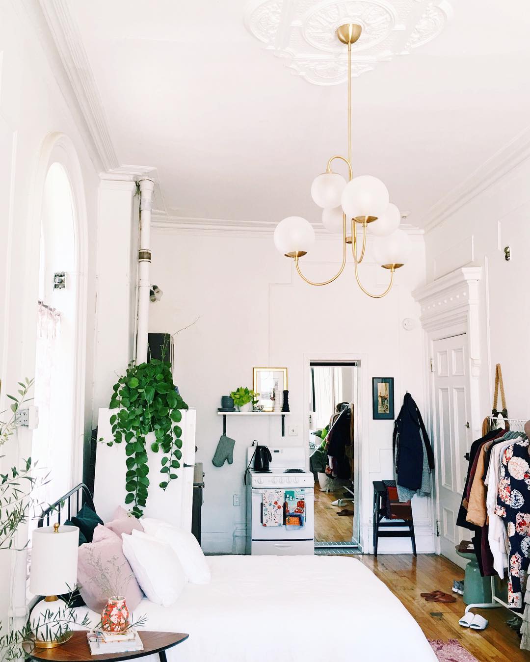 Lustra Lustre en Laiton avec Globe et Bras Courbés