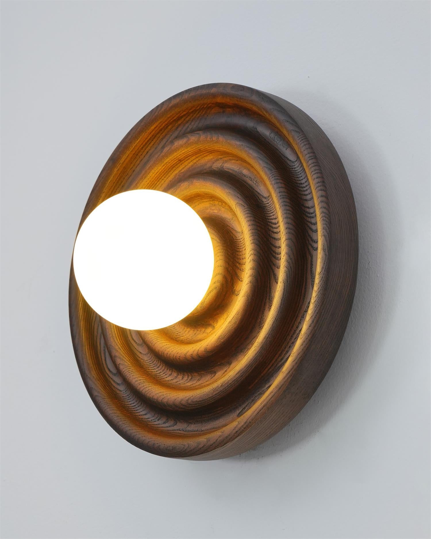 Lumoran Applique murale Ripple avec corps en bois de frêne et abat-jour en verre