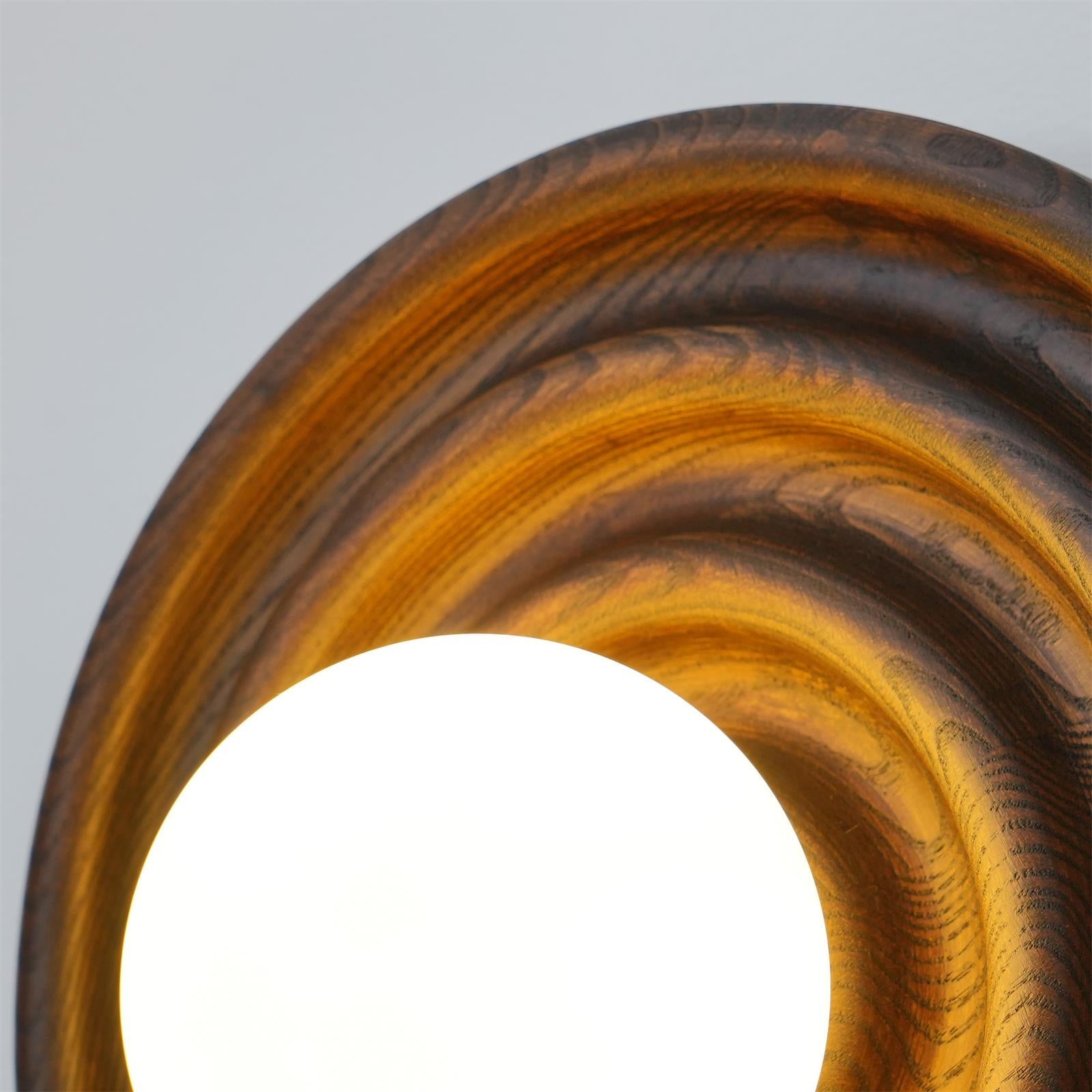 Lumoran Applique murale Ripple avec corps en bois de frêne et abat-jour en verre
