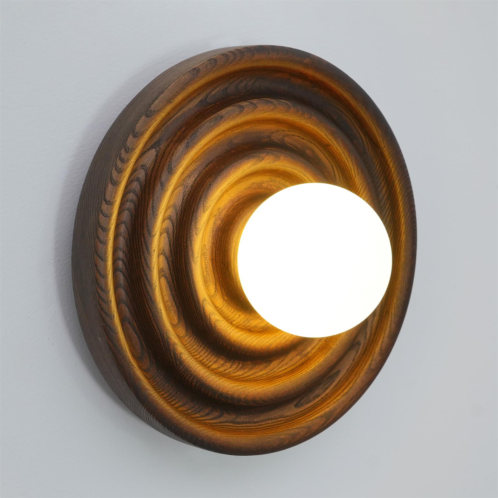 Lumoran Applique murale Ripple avec corps en bois de frêne et abat-jour en verre
