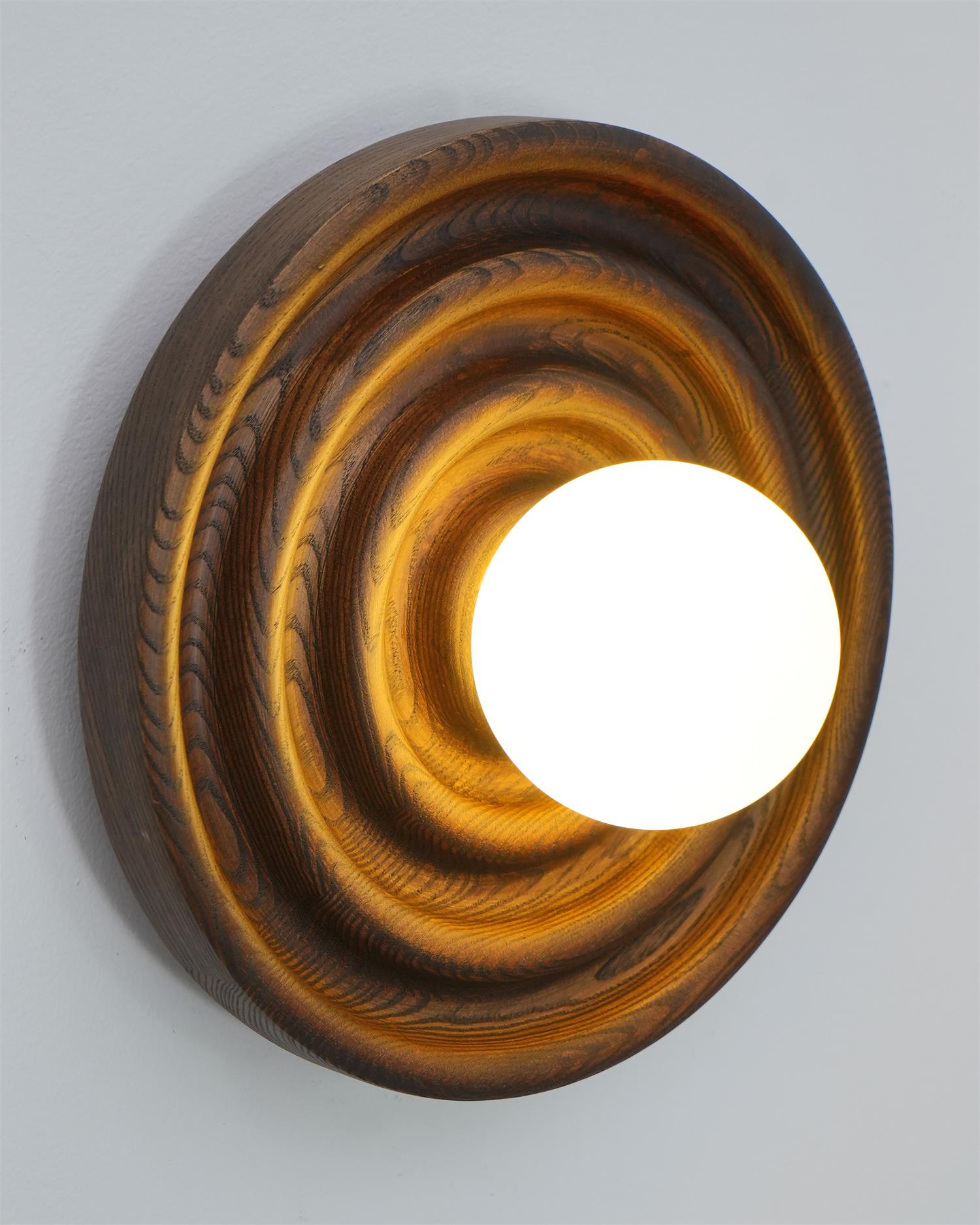 Lumoran Applique murale Ripple avec corps en bois de frêne et abat-jour en verre