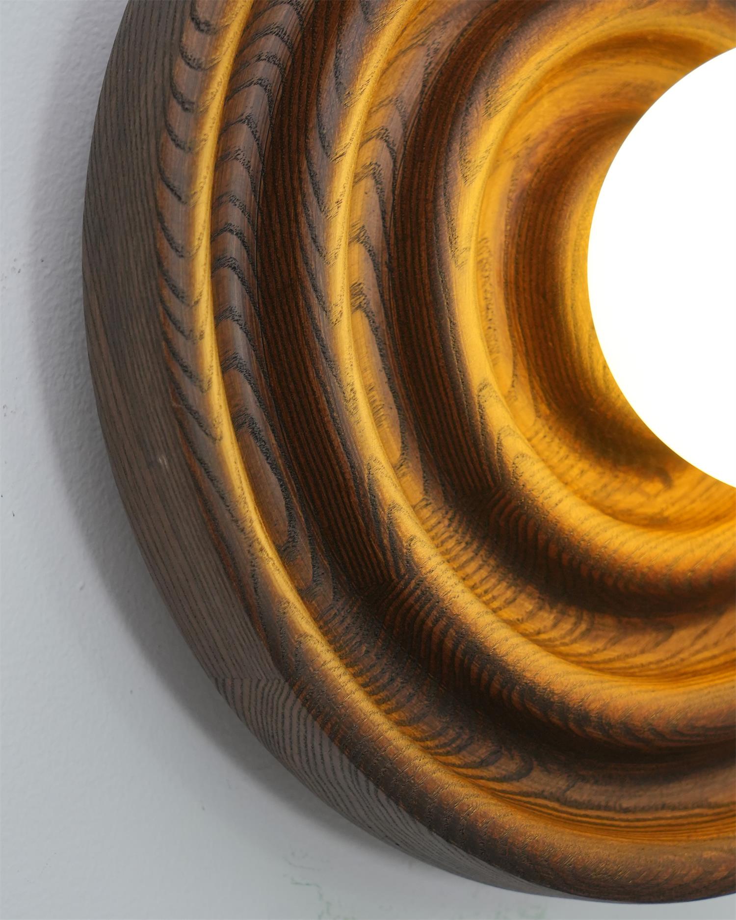 Lumoran Applique murale Ripple avec corps en bois de frêne et abat-jour en verre