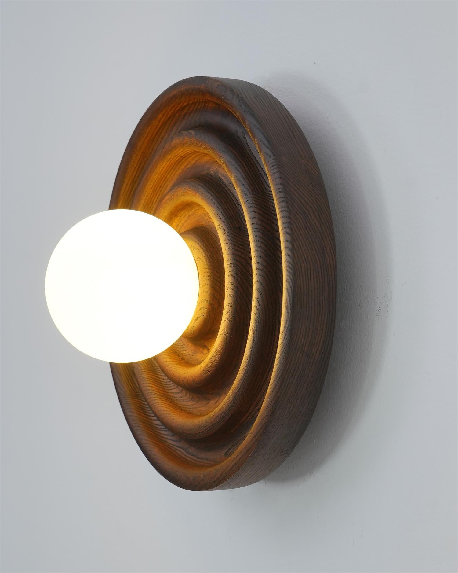 Lumoran Applique murale Ripple avec corps en bois de frêne et abat-jour en verre