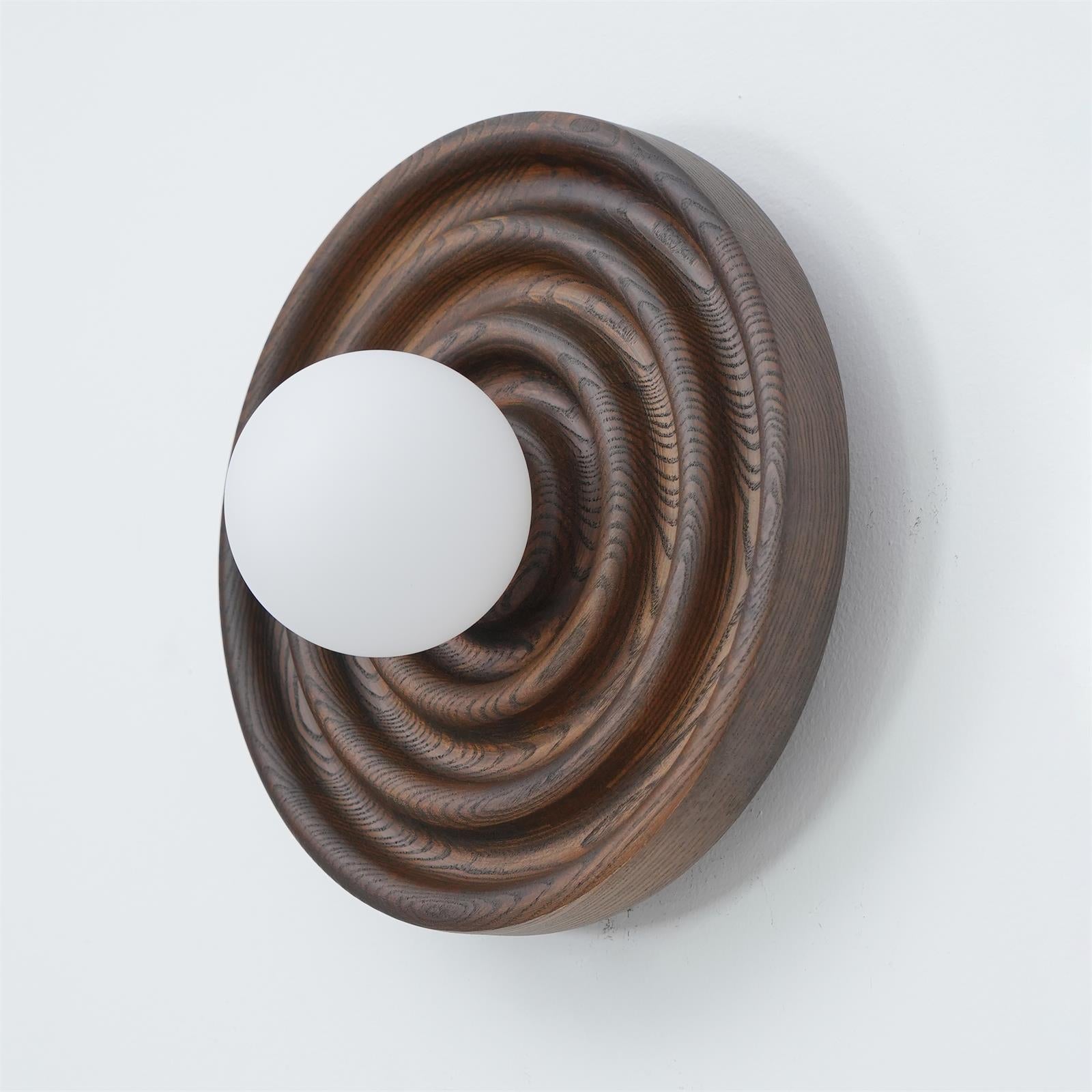 Lumoran Applique murale Ripple avec corps en bois de frêne et abat-jour en verre
