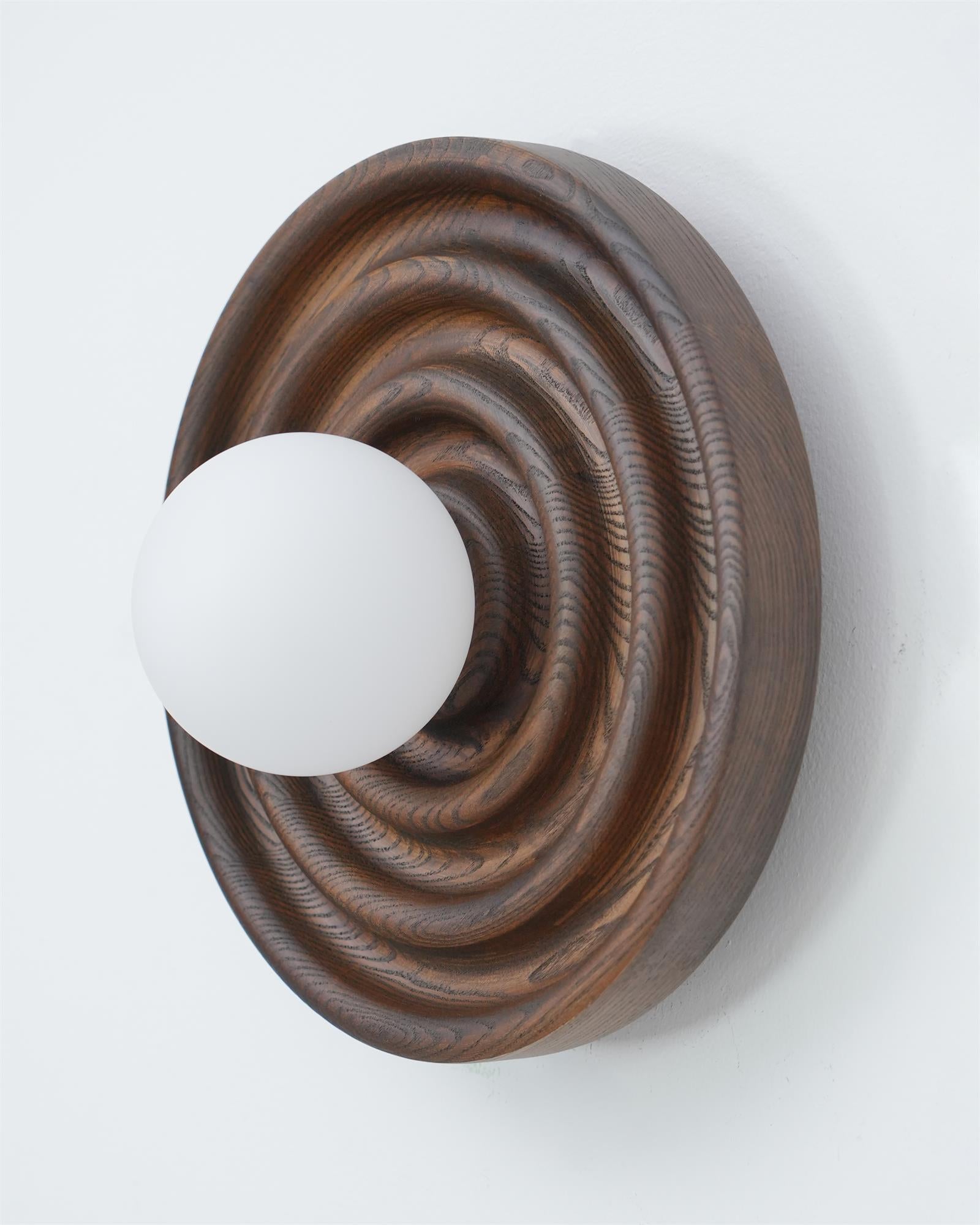 Lumoran Applique murale Ripple avec corps en bois de frêne et abat-jour en verre