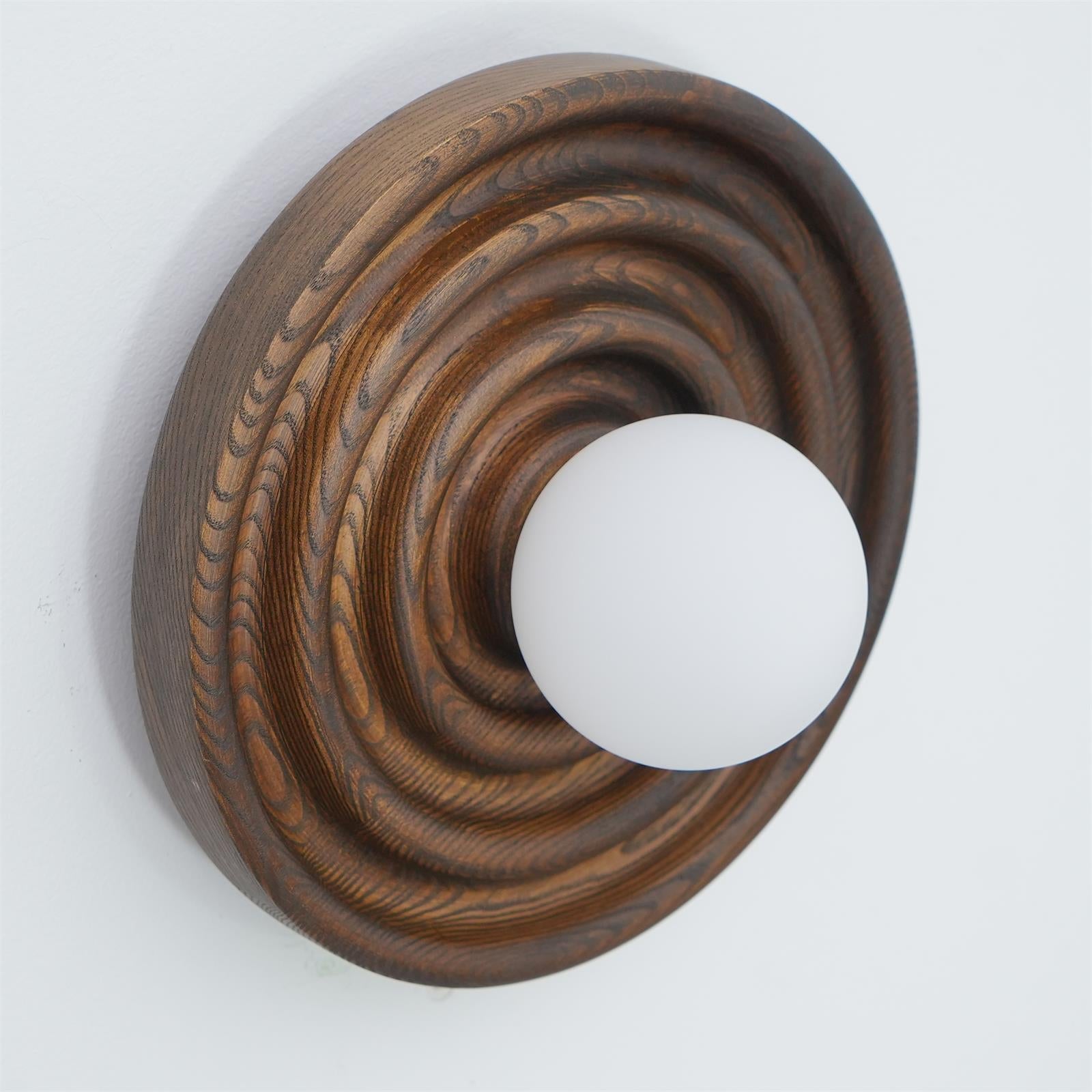 Lumoran Applique murale Ripple avec corps en bois de frêne et abat-jour en verre