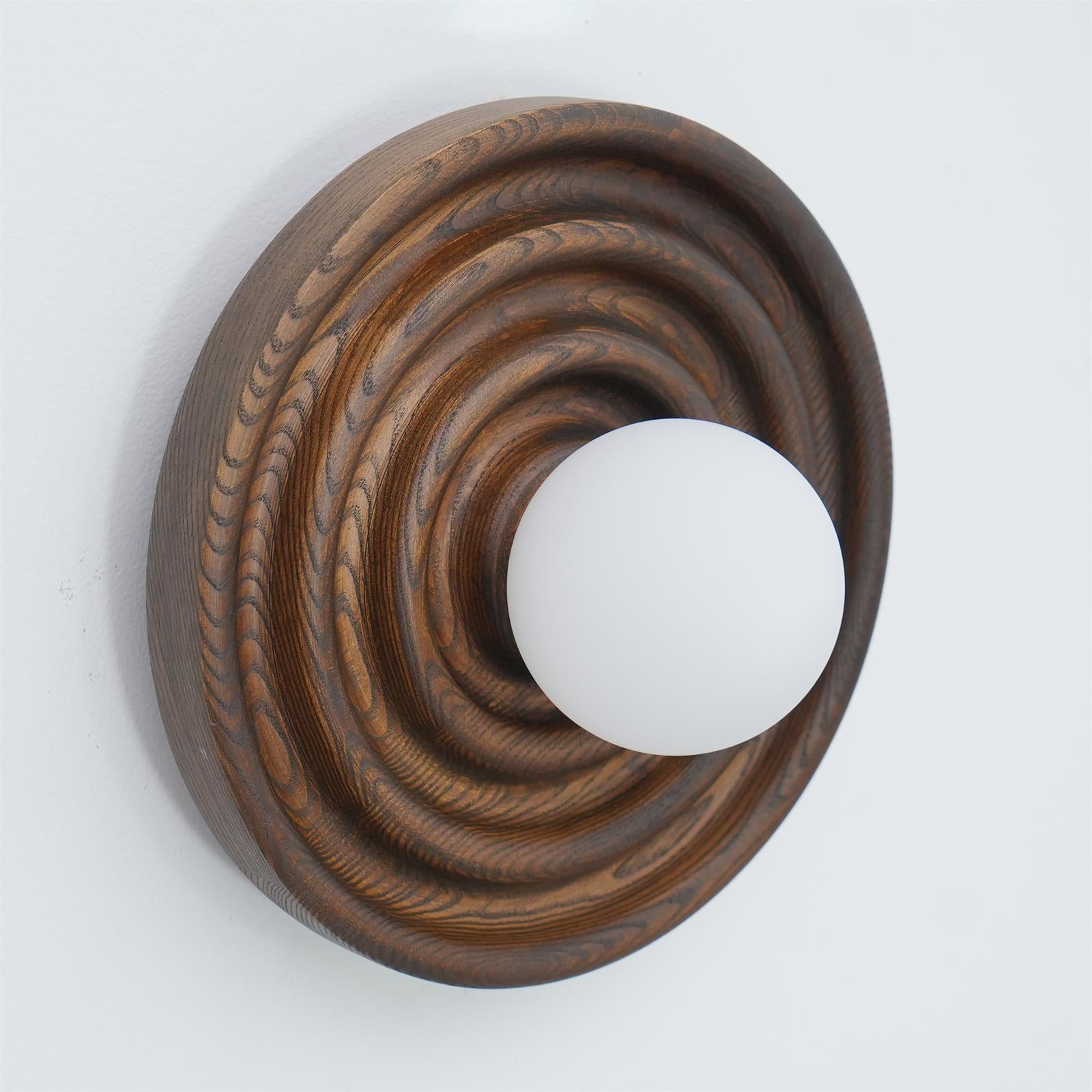 Lumoran Applique murale Ripple avec corps en bois de frêne et abat-jour en verre