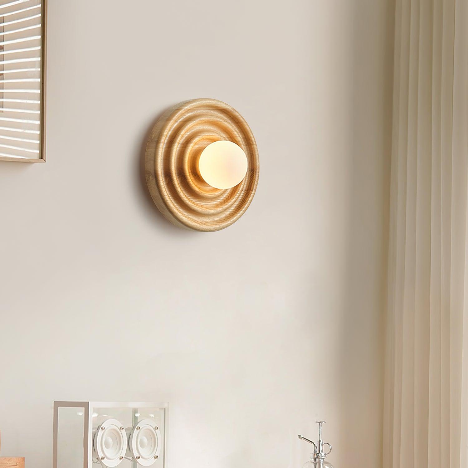 Lumoran Applique murale Ripple avec corps en bois de frêne et abat-jour en verre