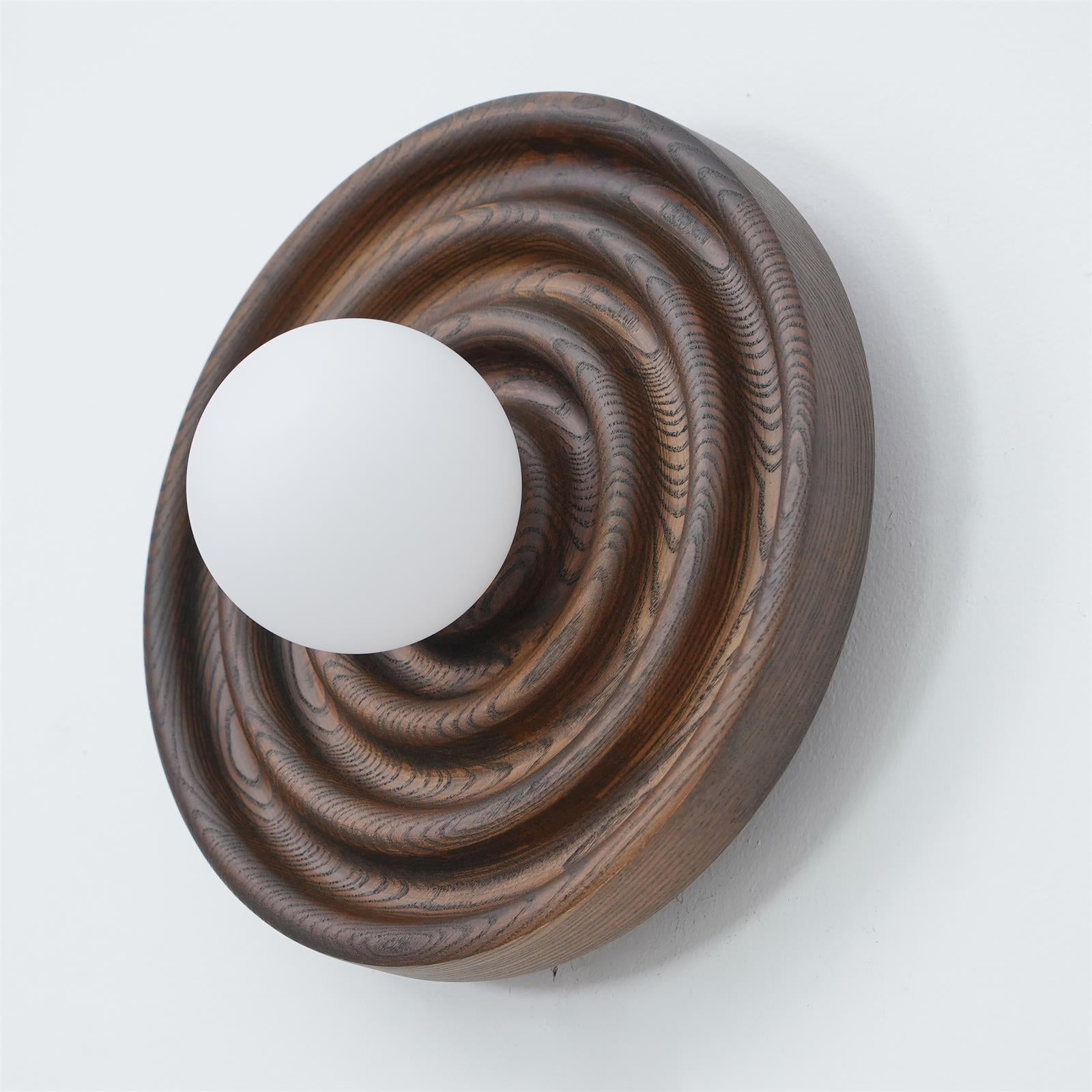 Lumoran Applique murale Ripple avec corps en bois de frêne et abat-jour en verre