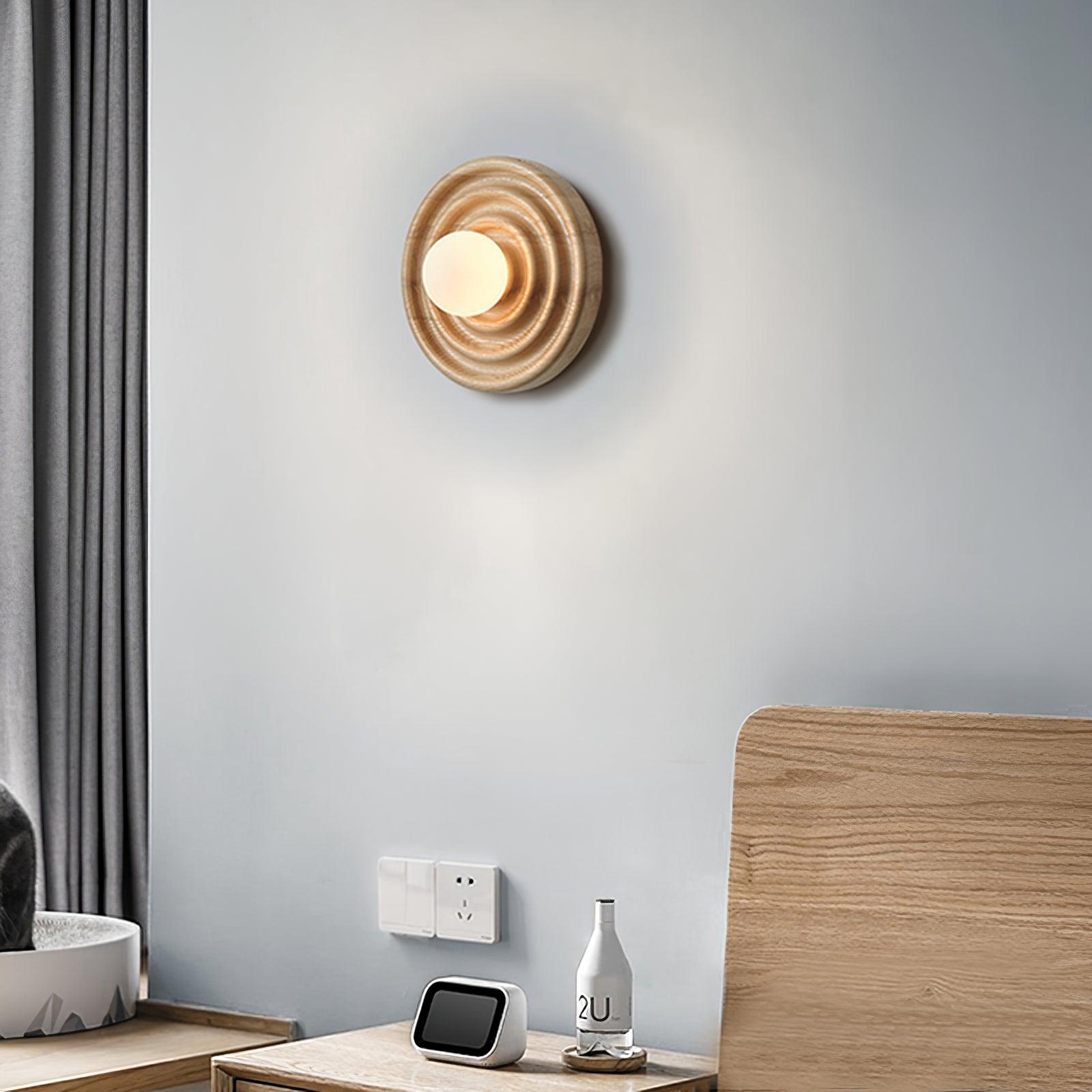 Lumoran Applique murale Ripple avec corps en bois de frêne et abat-jour en verre