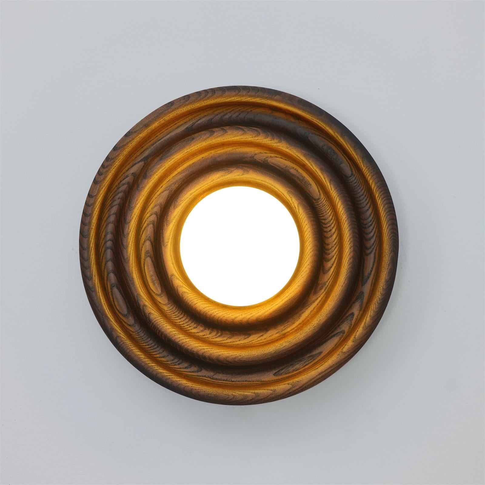 Lumoran Applique murale Ripple avec corps en bois de frêne et abat-jour en verre