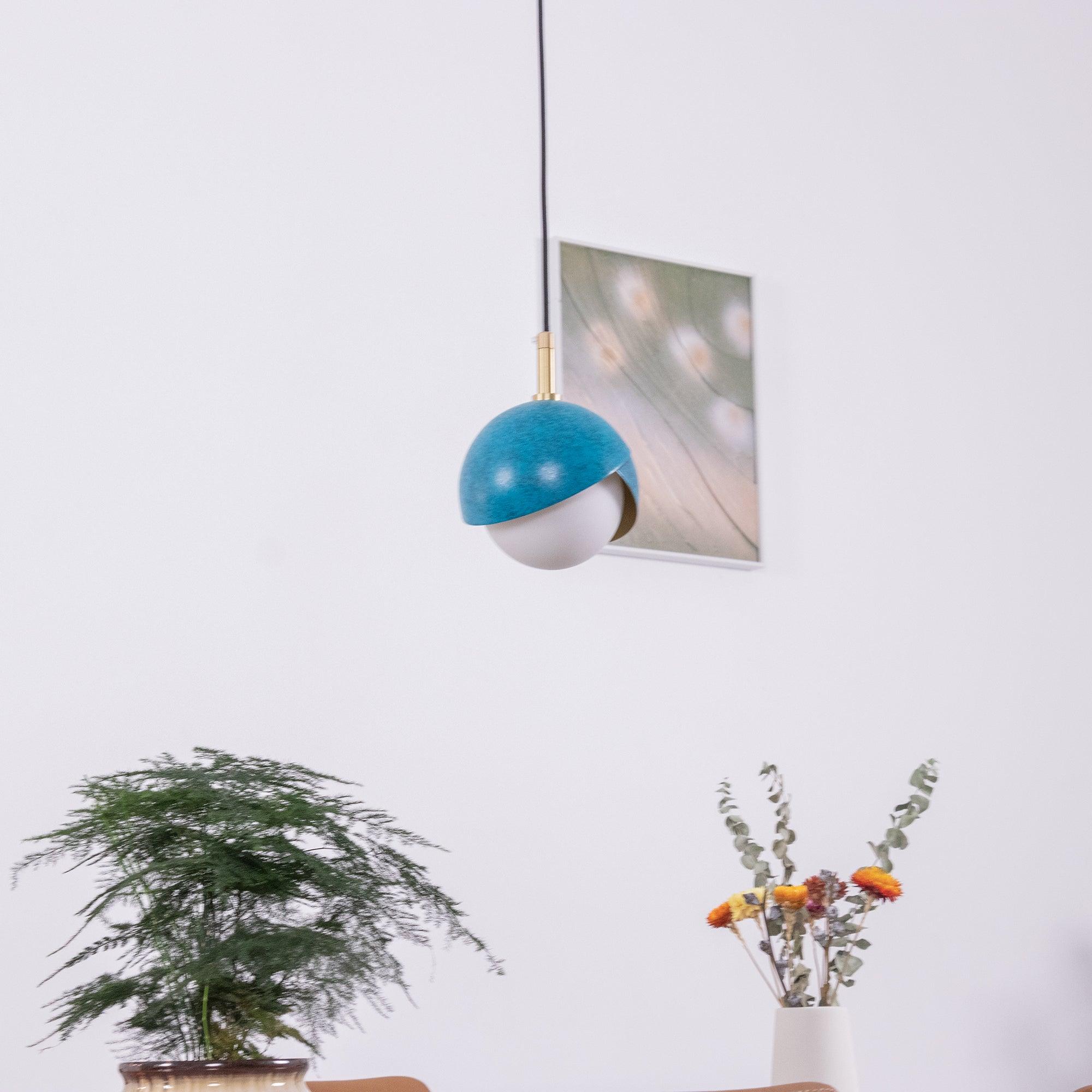 Solara Lampe Suspendue en Laiton Globe Opale Emboîté Moderne