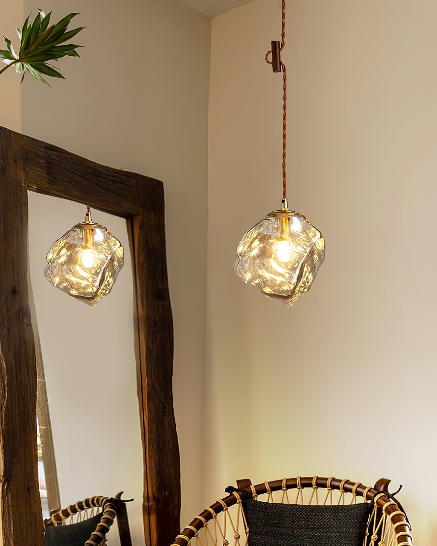 Virelli Suspension Bois de Noyer Abat-jour Cube en Verre Sculptural Chic