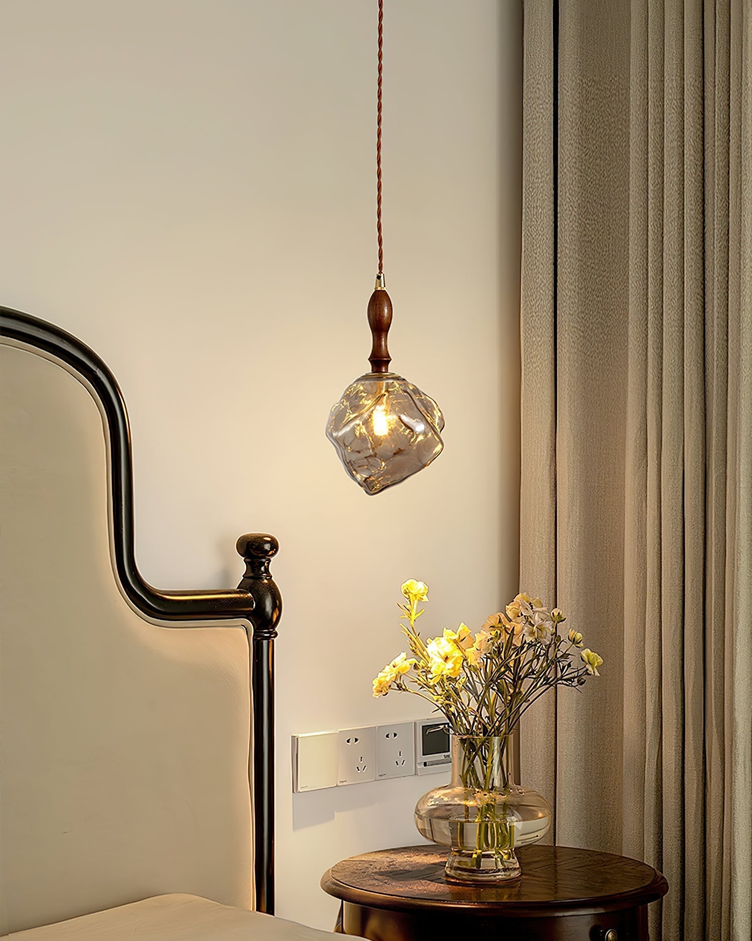 Virelli Suspension Bois de Noyer Abat-jour Cube en Verre Sculptural Chic