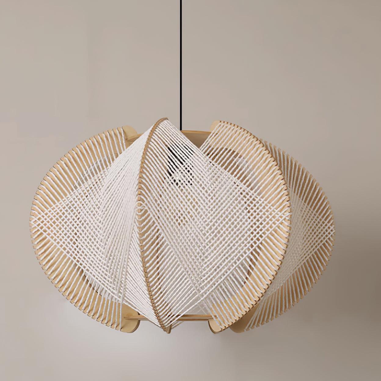 Novan Suspension avec abat-jour en tissu, structure en bois et détails en fil métallique