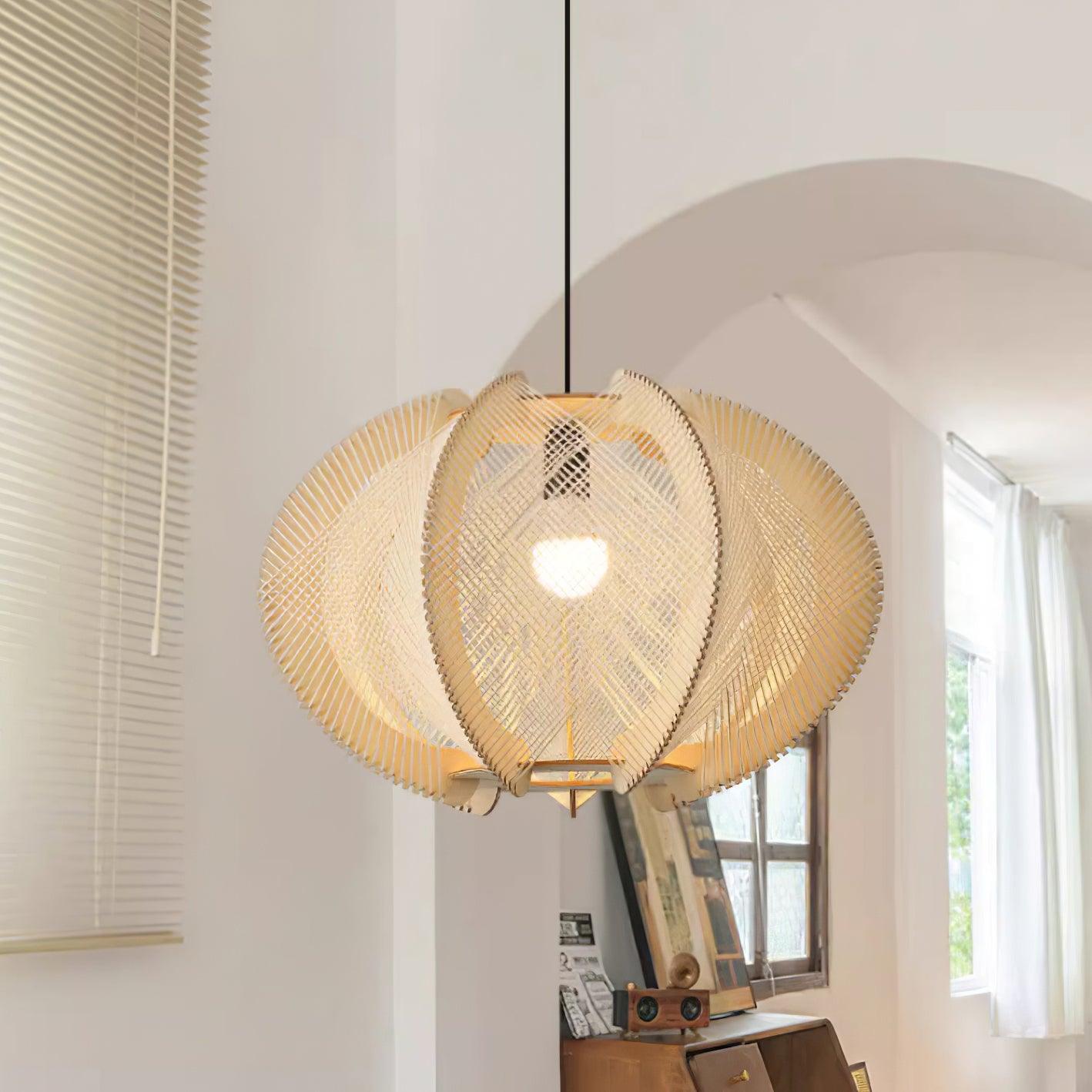 Novan Suspension avec abat-jour en tissu, structure en bois et détails en fil métallique