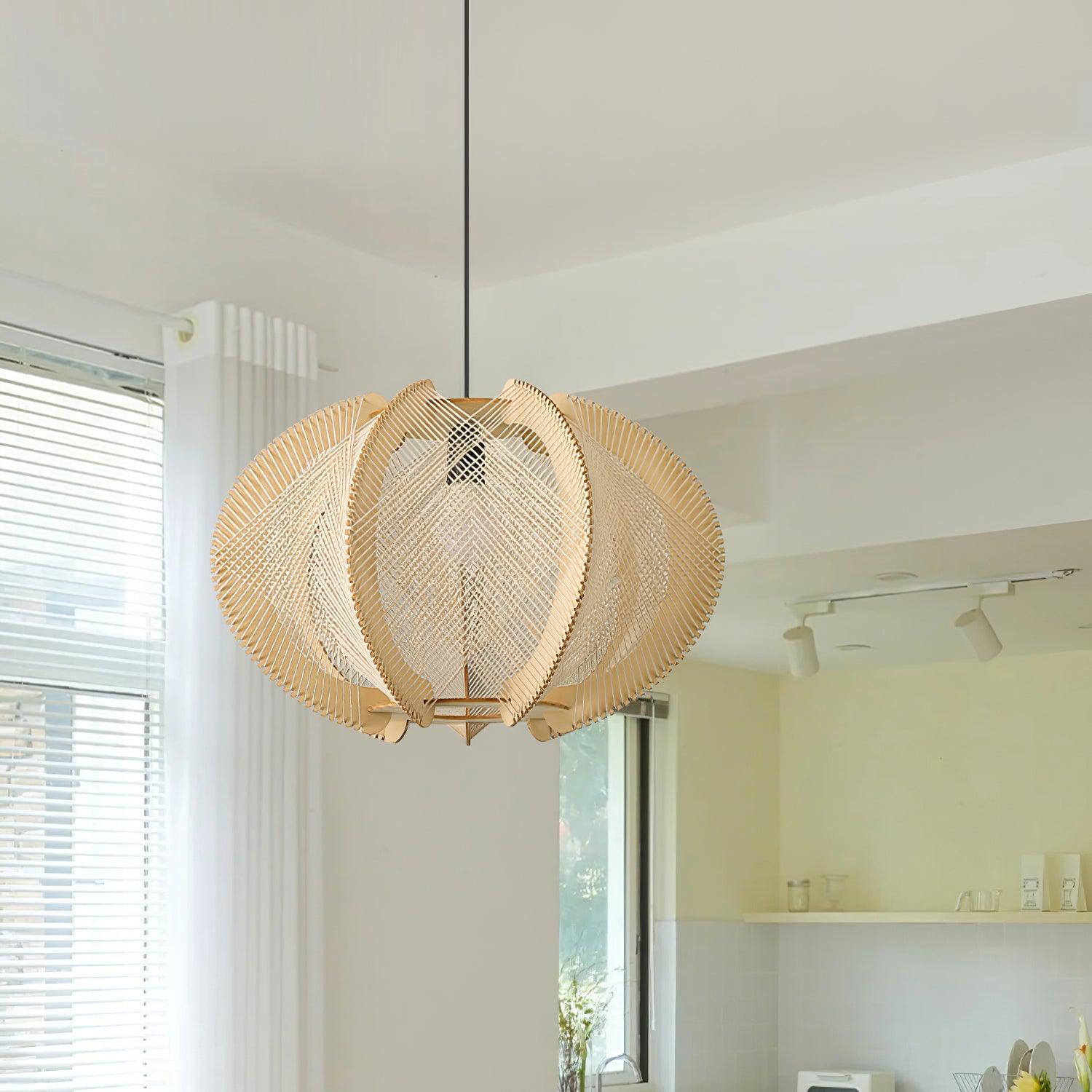 Novan Suspension avec abat-jour en tissu, structure en bois et détails en fil métallique